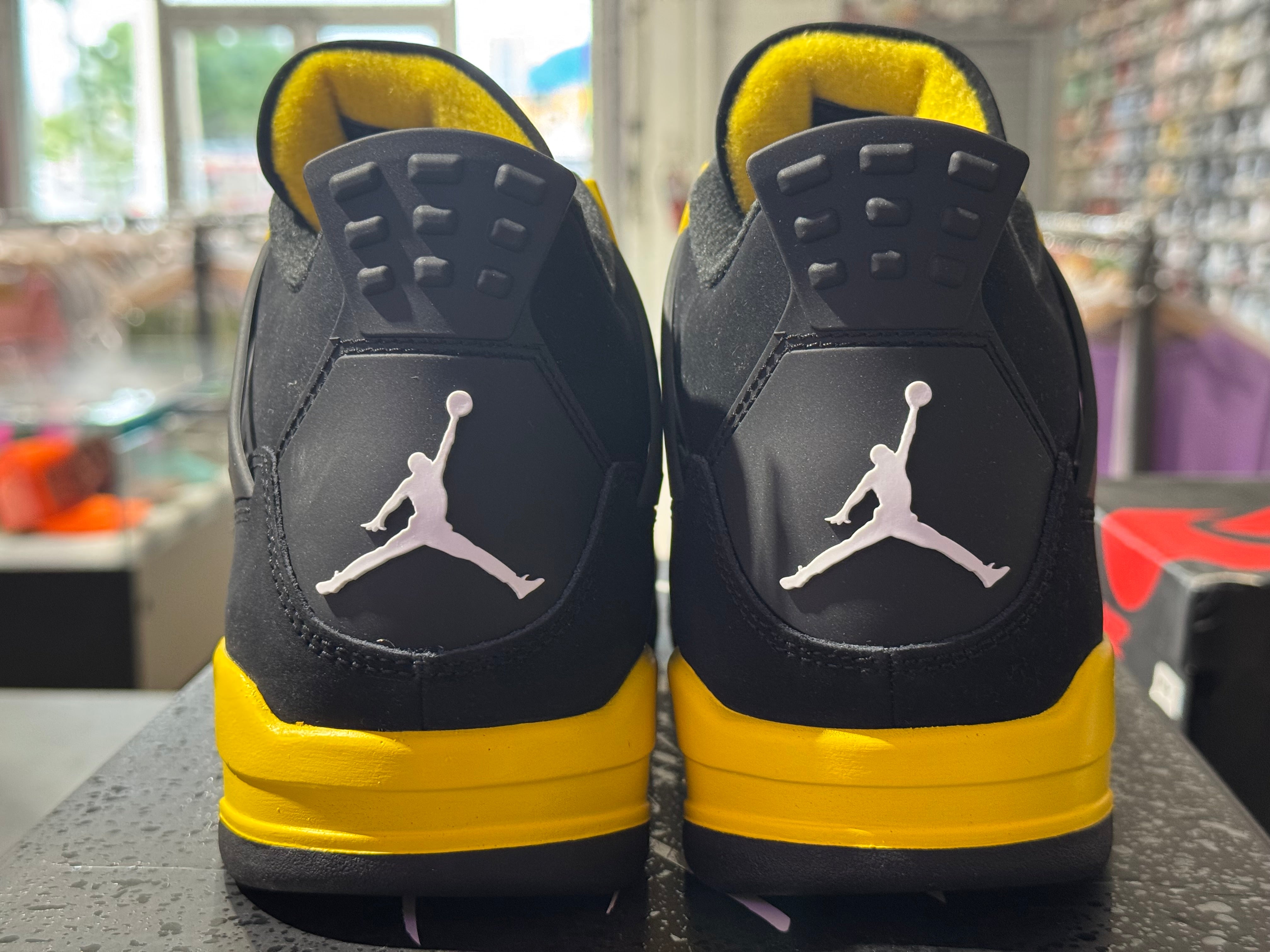 Air Jordan 4 Retro - Thunder 2023 Size 10.5