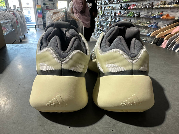 adidas Yeezy 700 V3 - Fade Salt Size 11