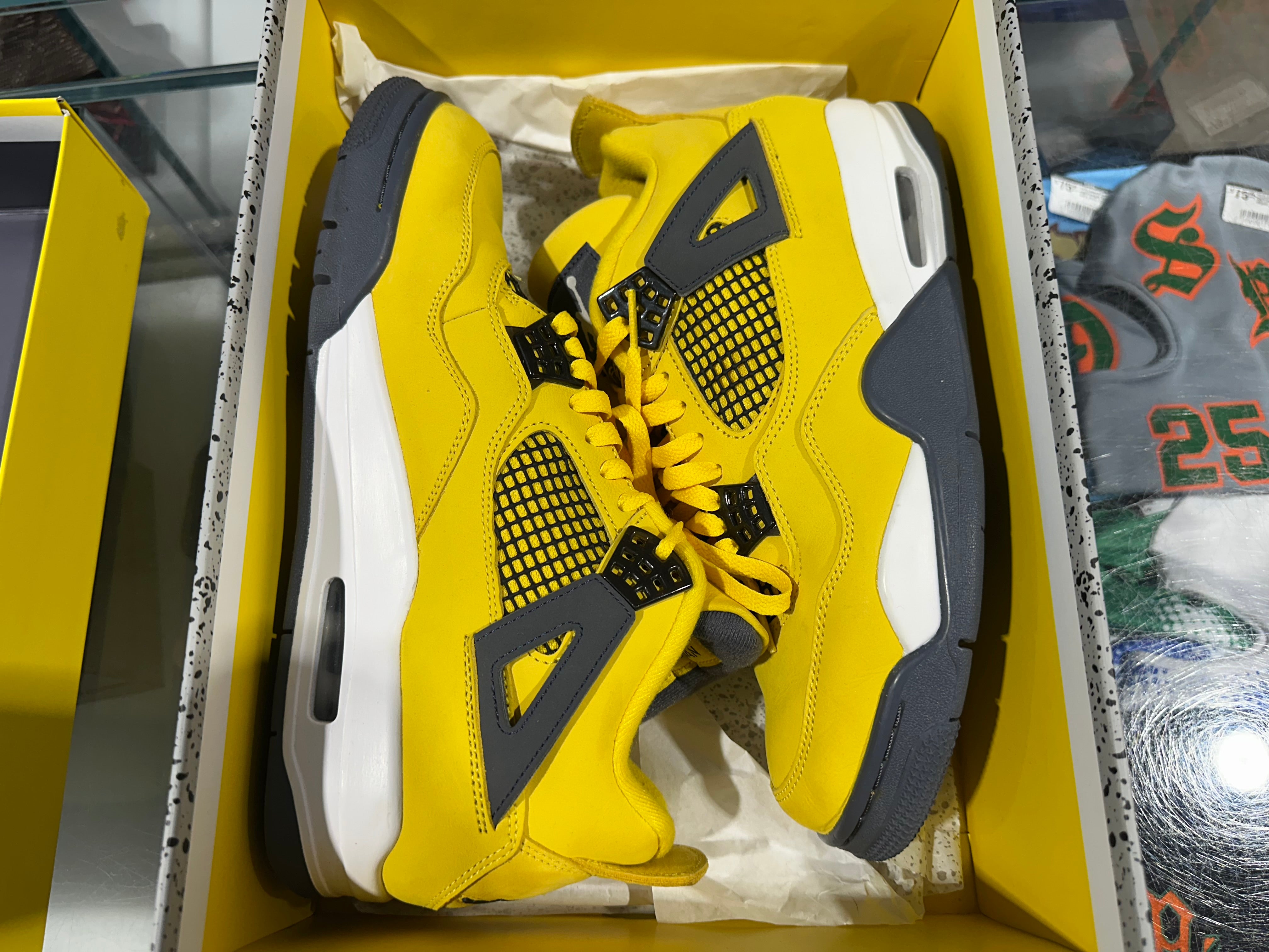 Air Jordan 4 Retro - Lightning Size 9.5