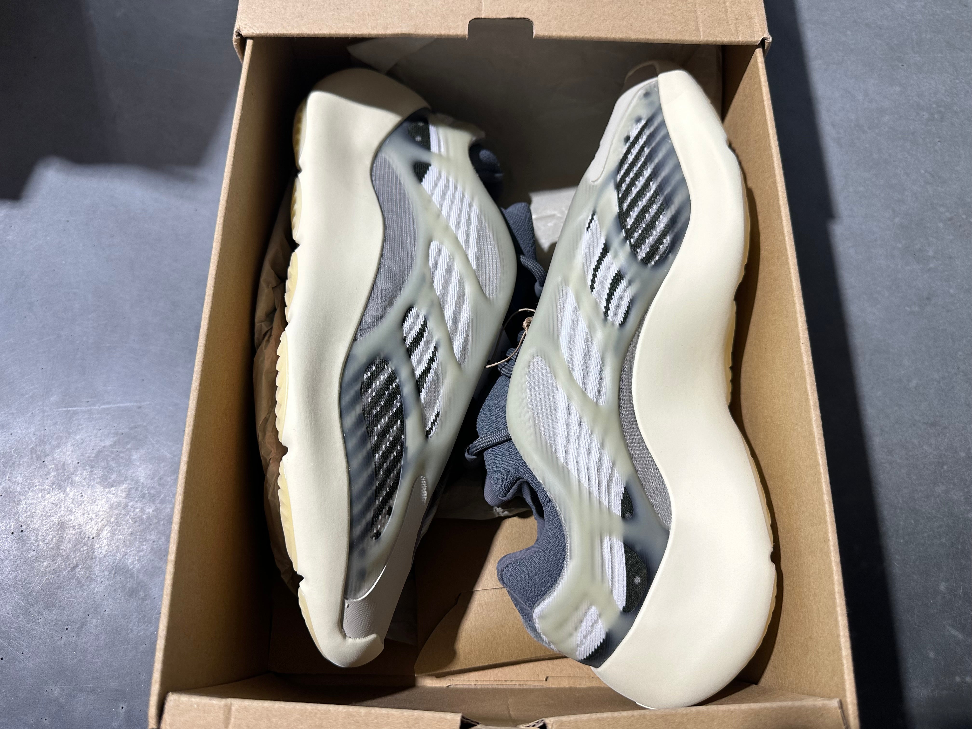 adidas Yeezy 700 V3 - Fade Salt Size 11