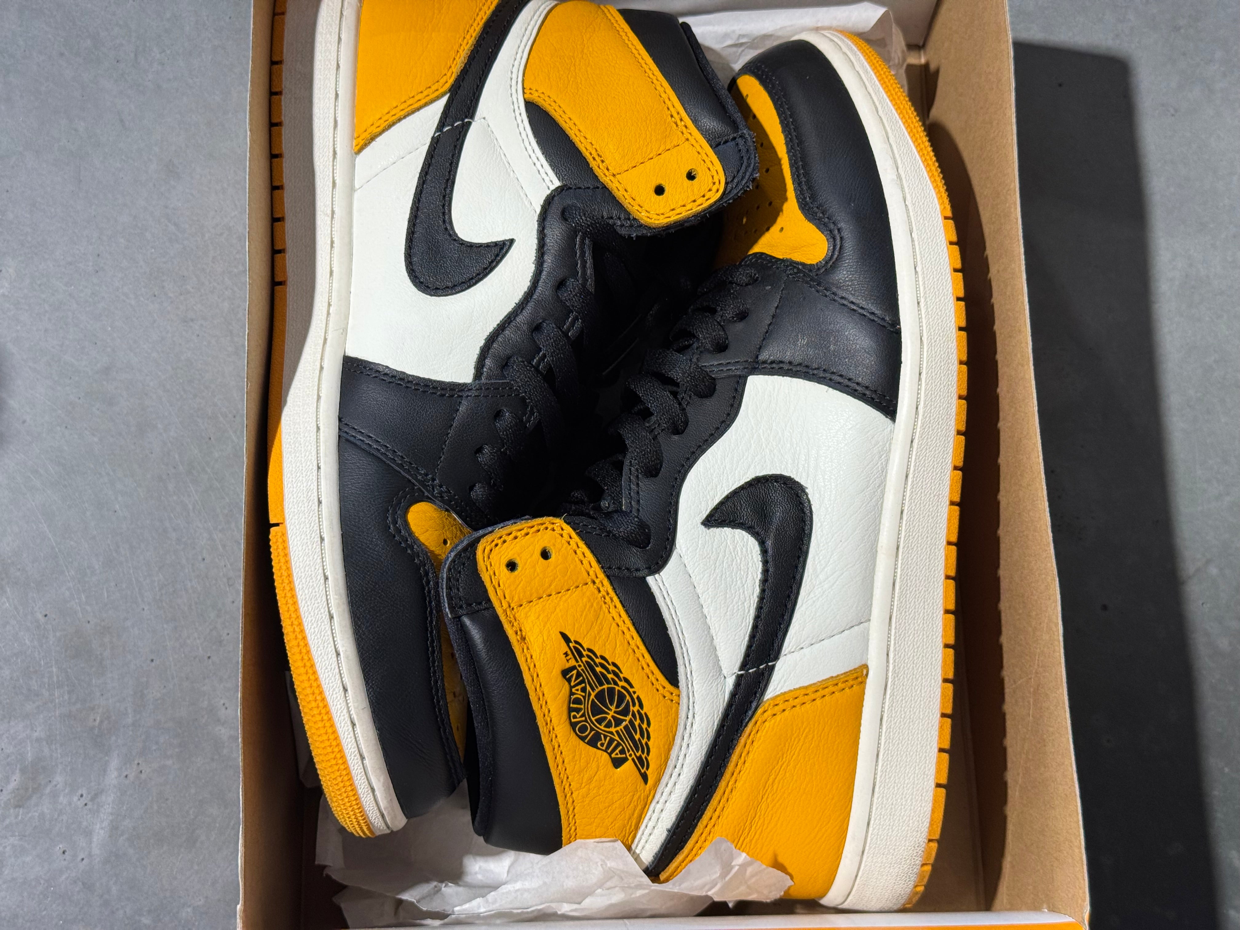 Air Jordan 1 Retro High OG - Yellow Taxi Size 10.5