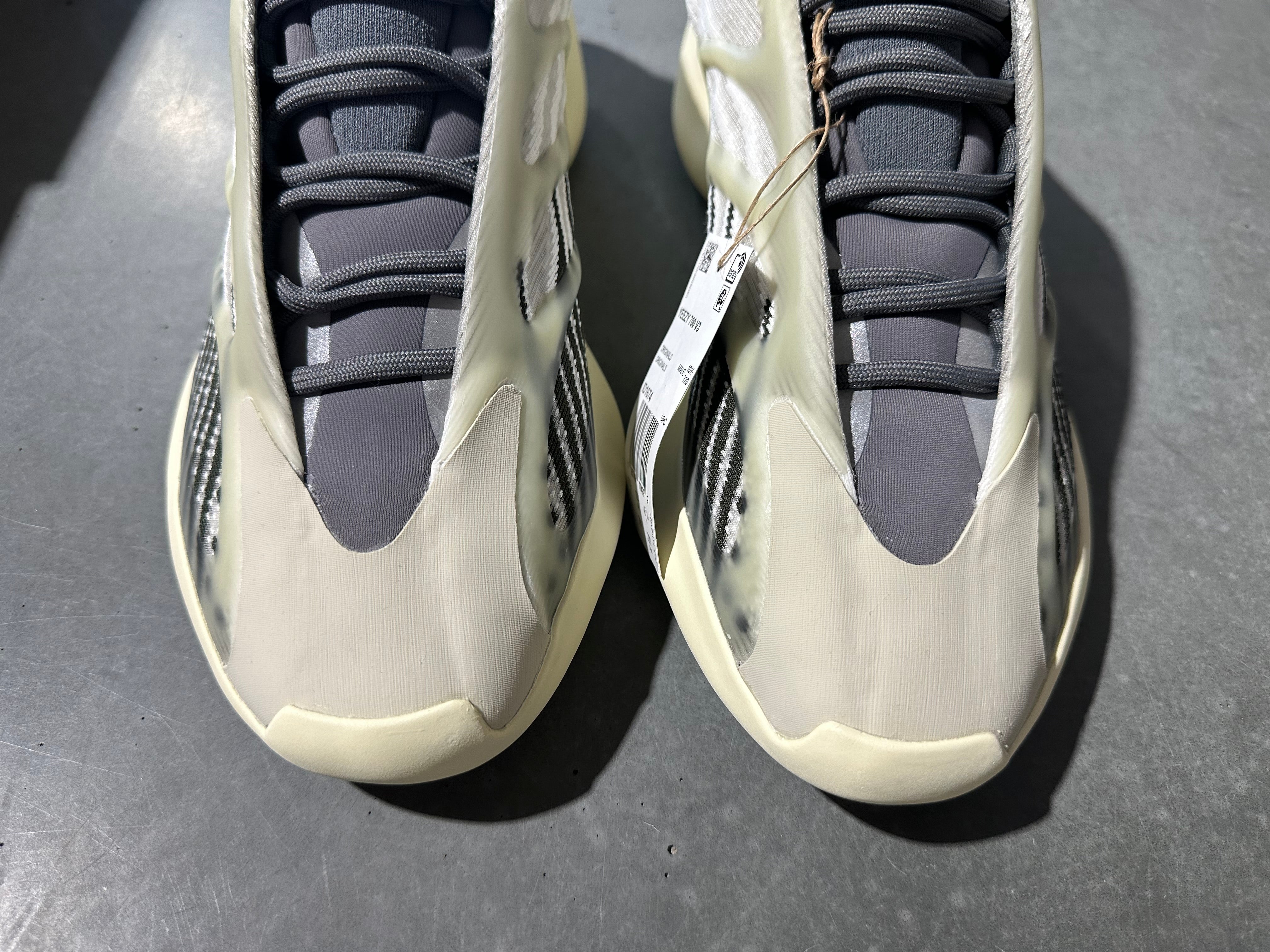 adidas Yeezy 700 V3 - Fade Salt Size 11