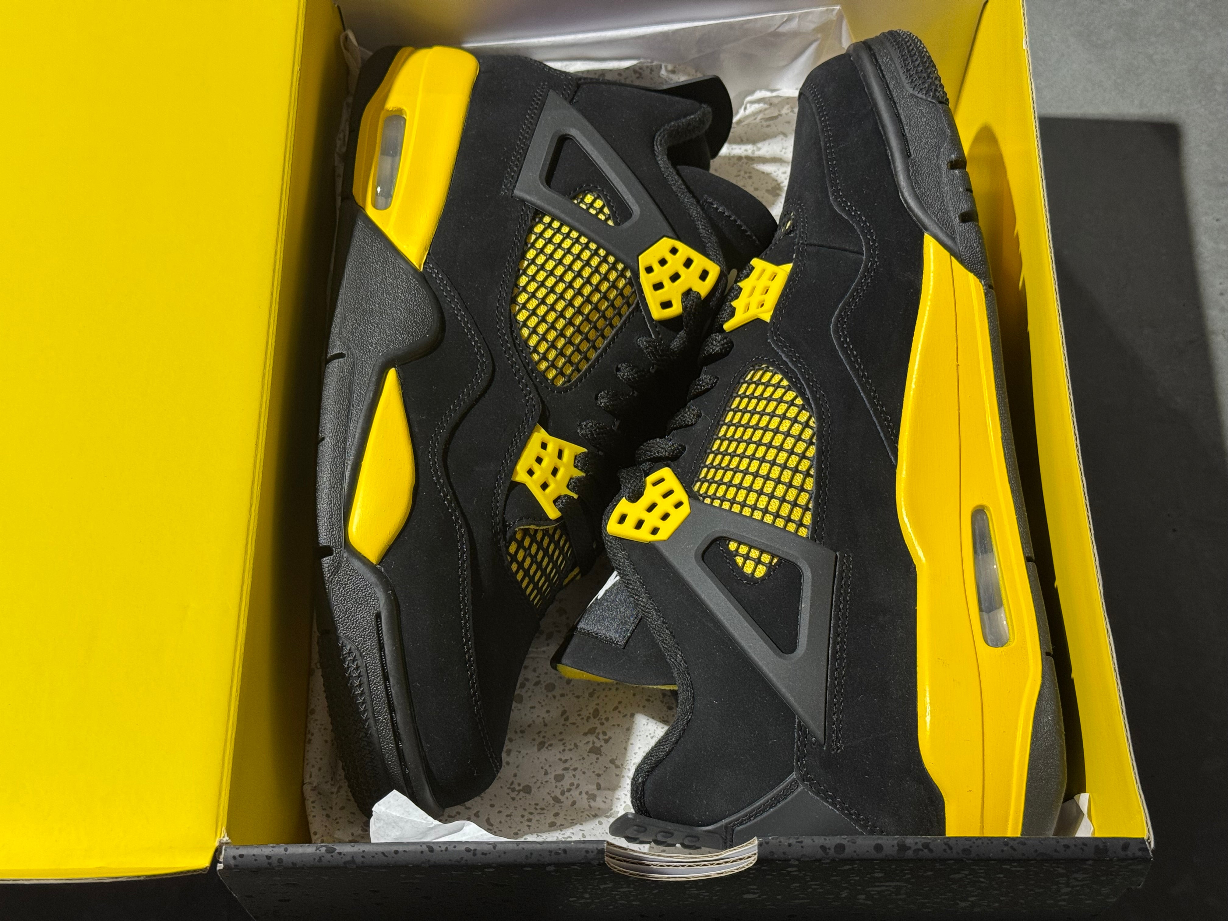 Air Jordan 4 Retro - Thunder 2023 Size 10.5