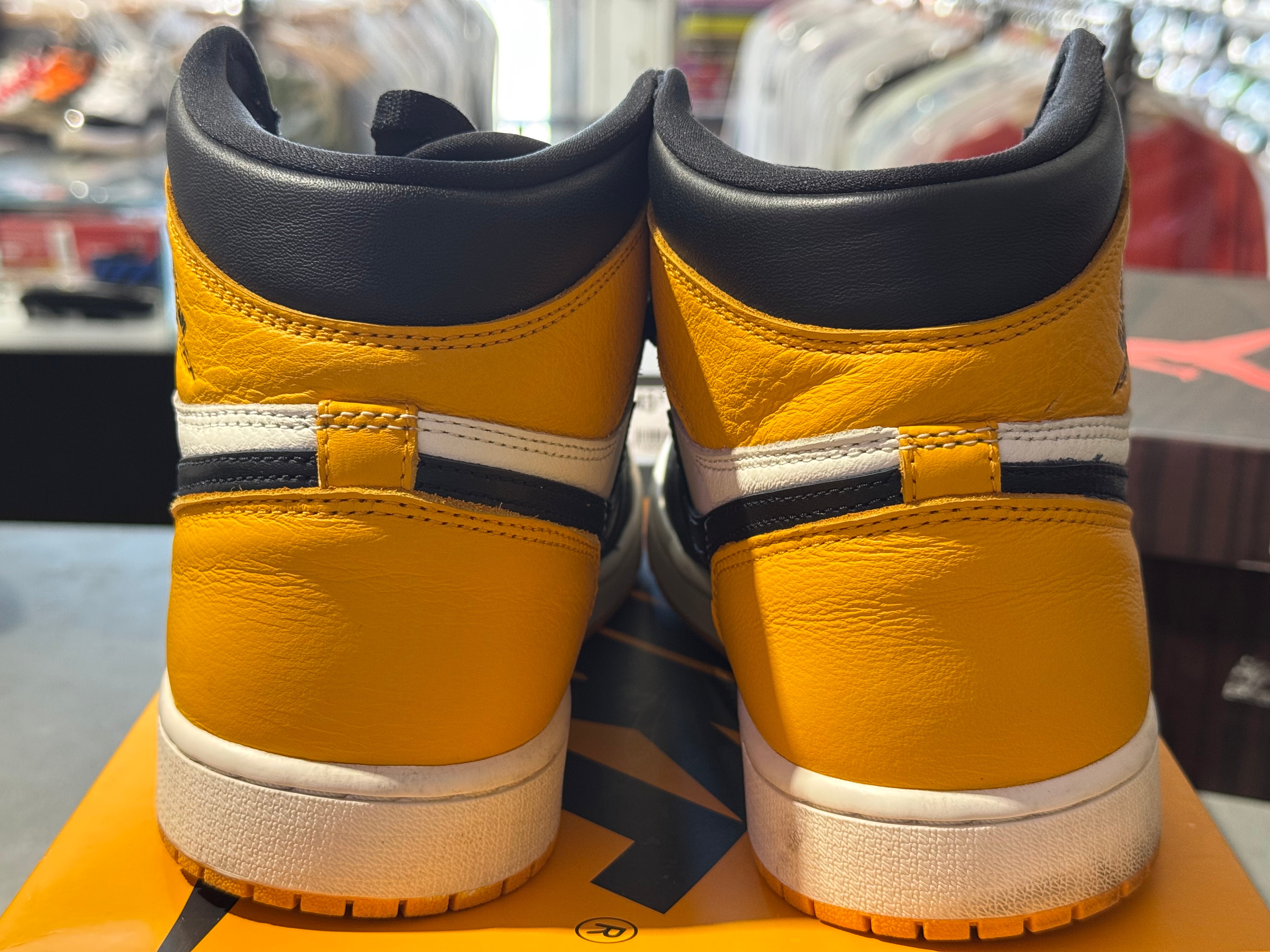 Air Jordan 1 Retro High OG - Yellow Taxi Size 10.5