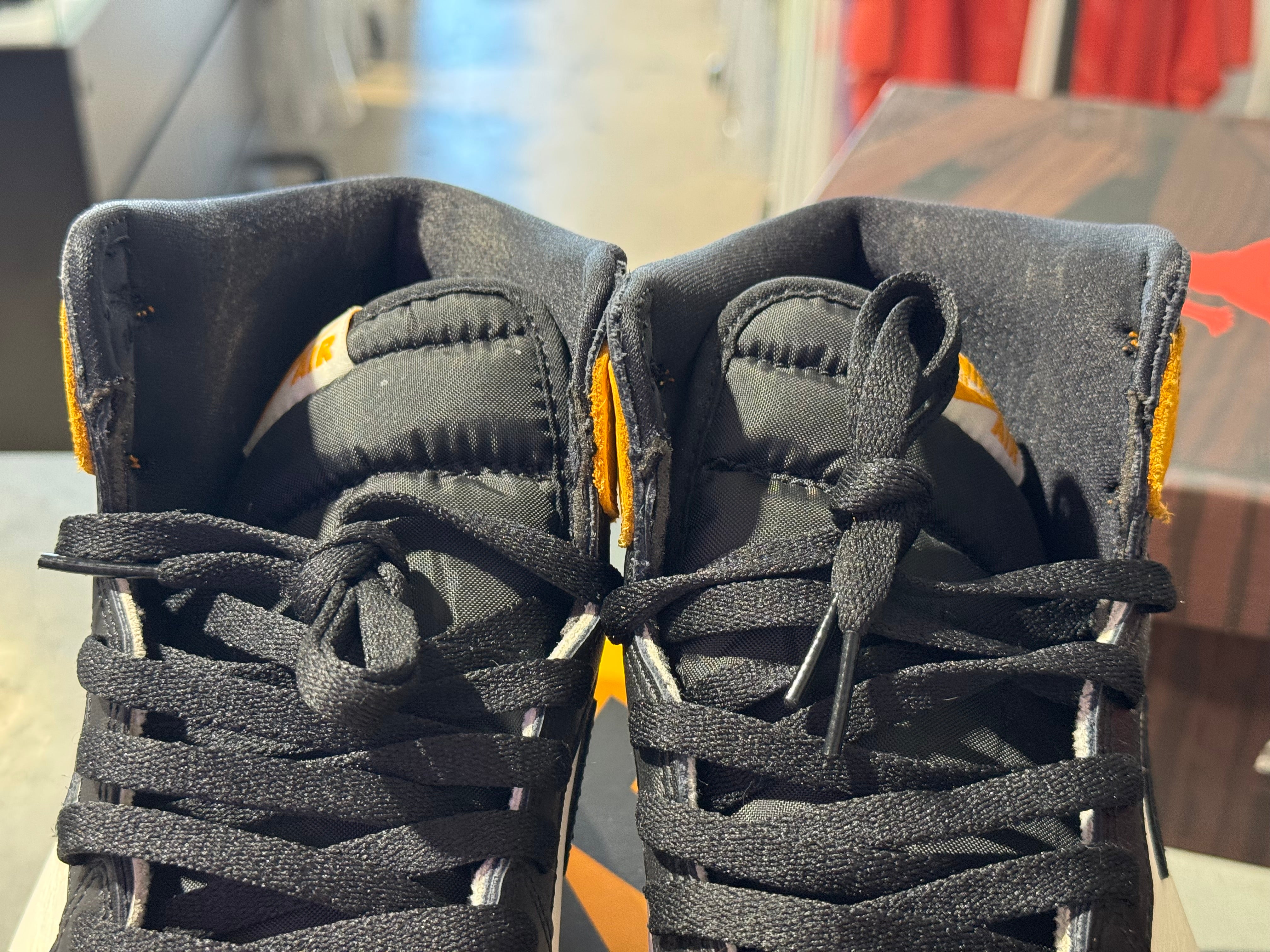Air Jordan 1 Retro High OG - Yellow Taxi Size 10.5