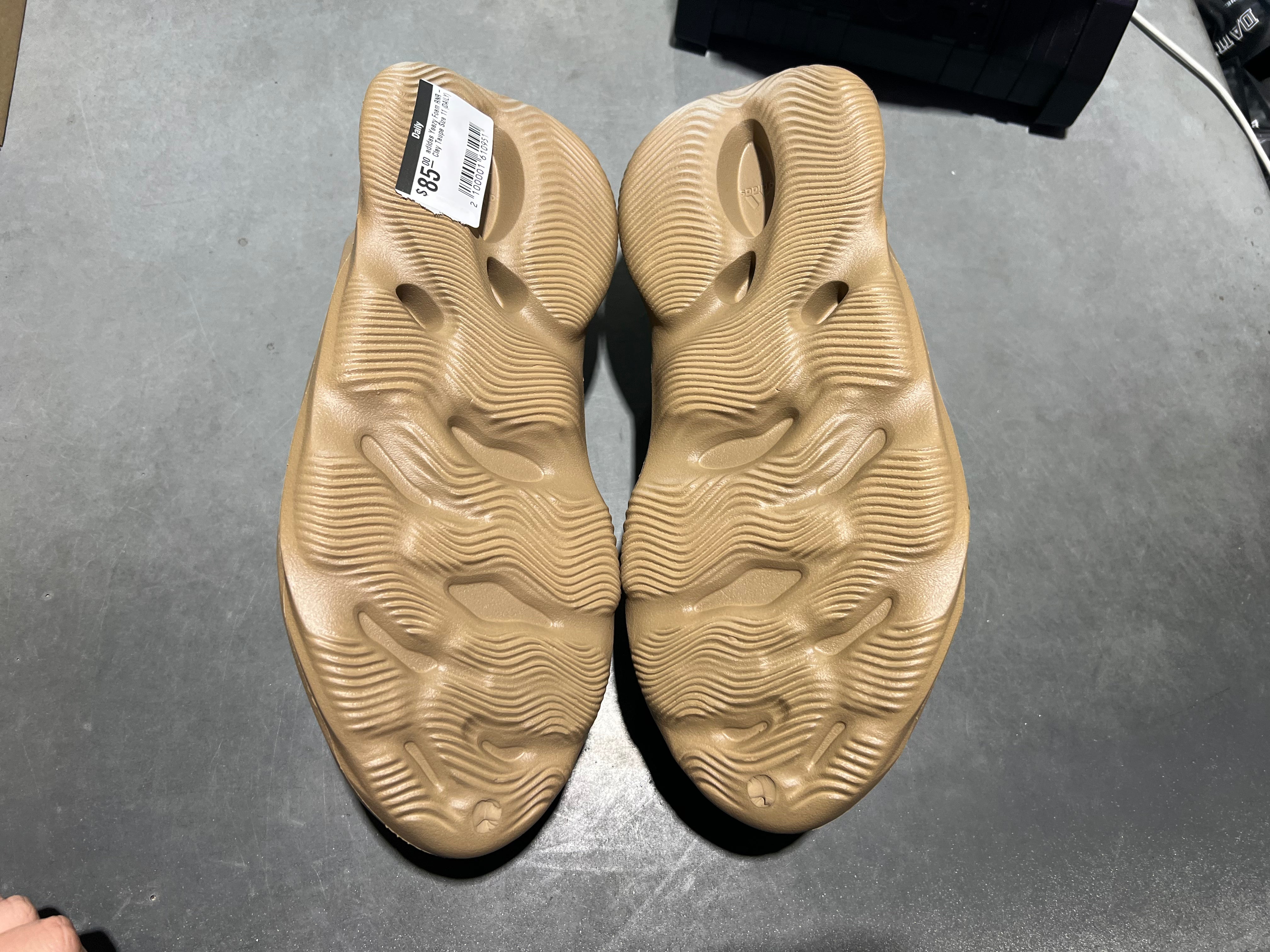 adidas Yeezy Foam RNR - Clay Taupe Size 11