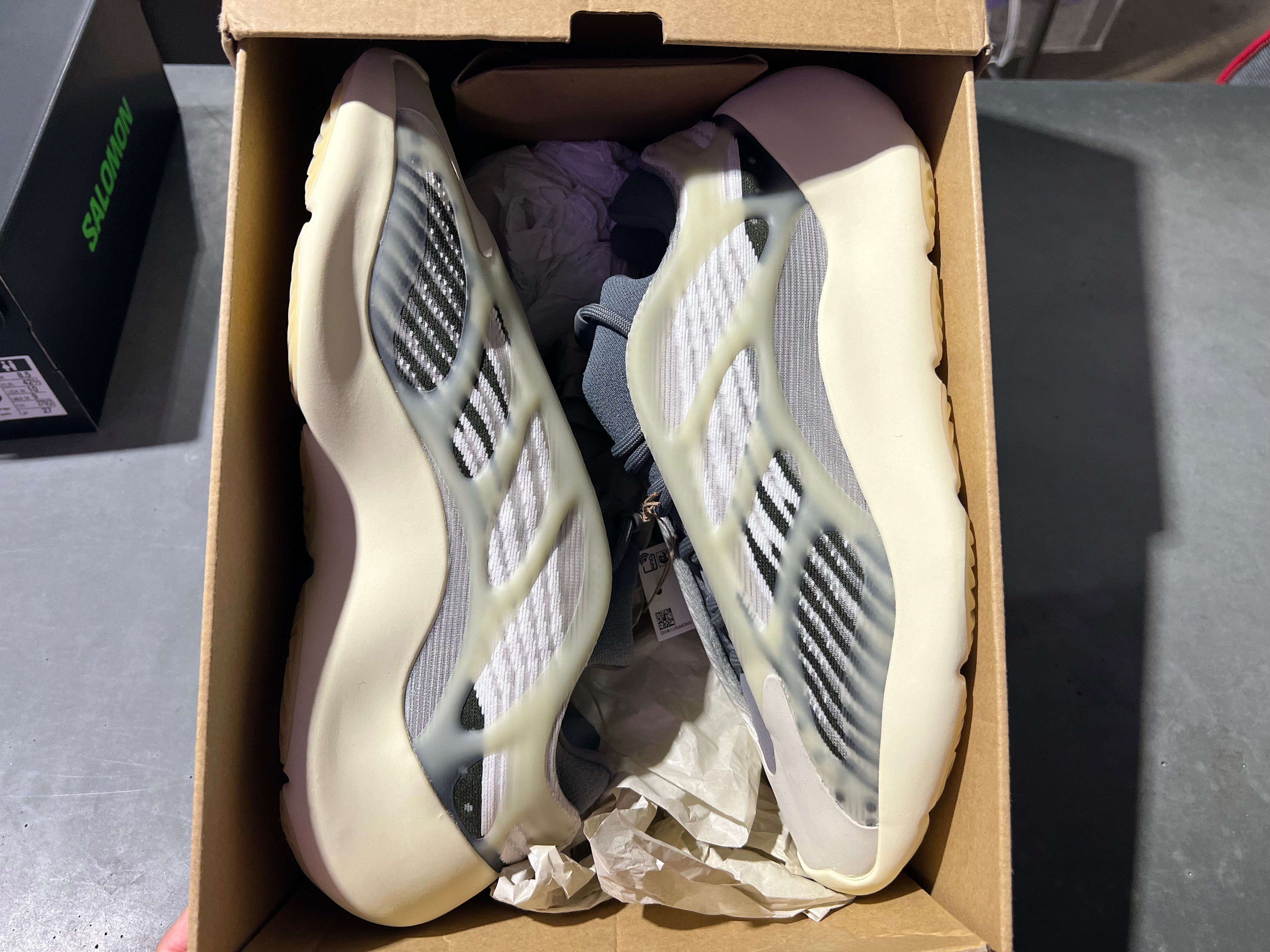 adidas Yeezy 700 V3 - Fade Salt Size 11
