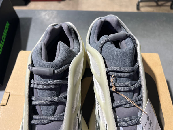 adidas Yeezy 700 V3 - Fade Salt Size 11