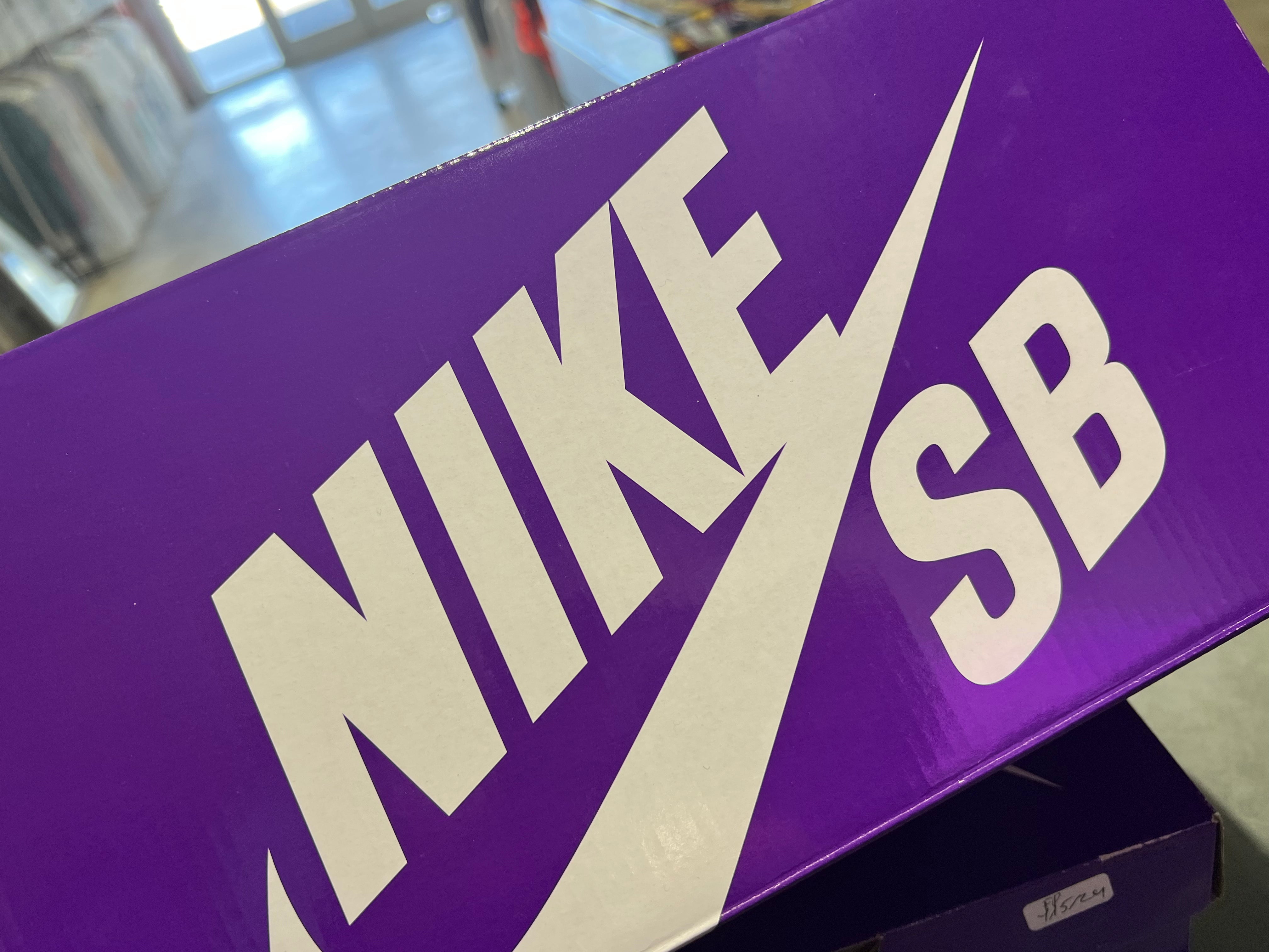 Nike SB Dunk Low - Premium City of Style