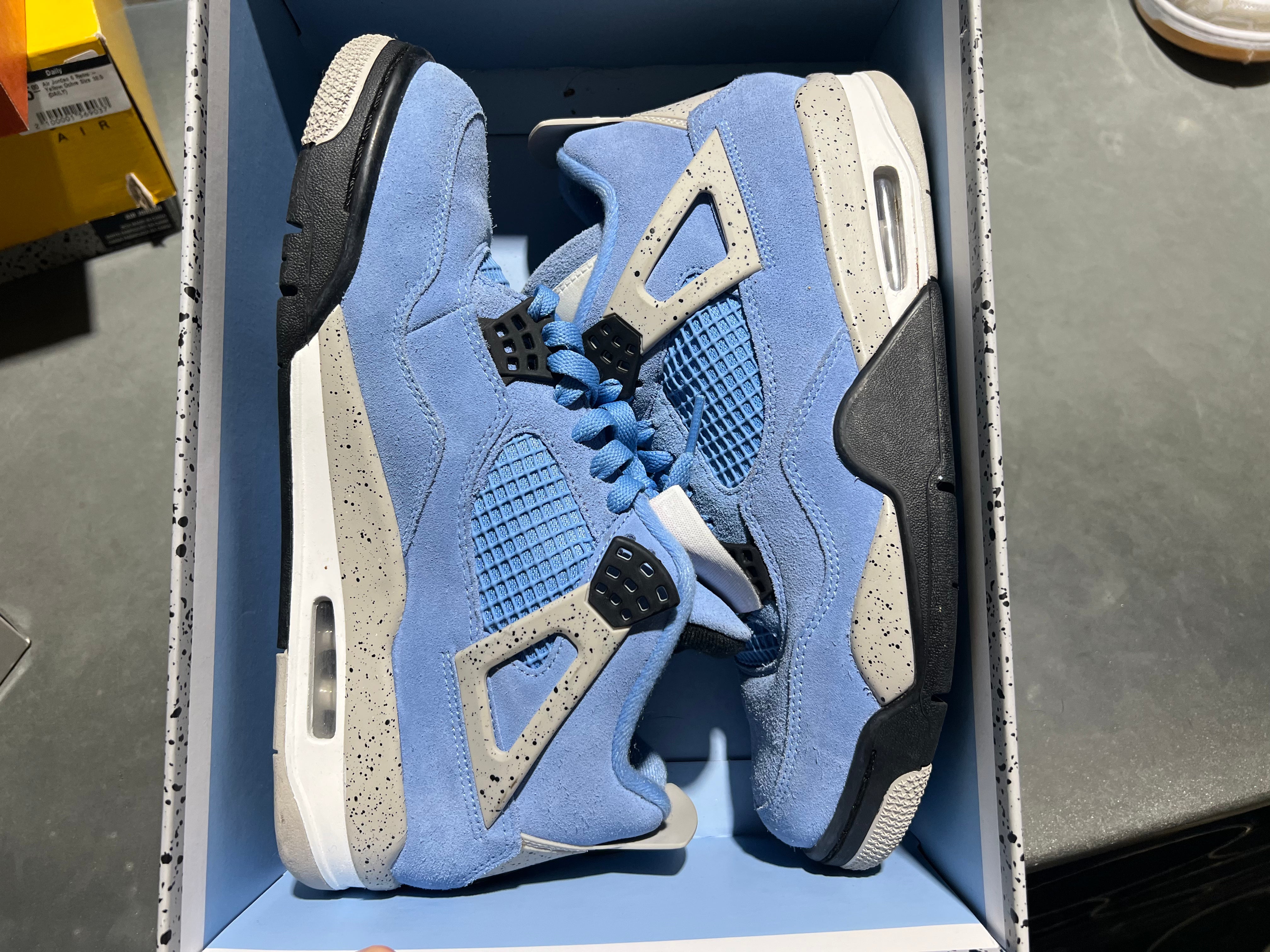 Air Jordan 4 Retro - University Blue Size 9