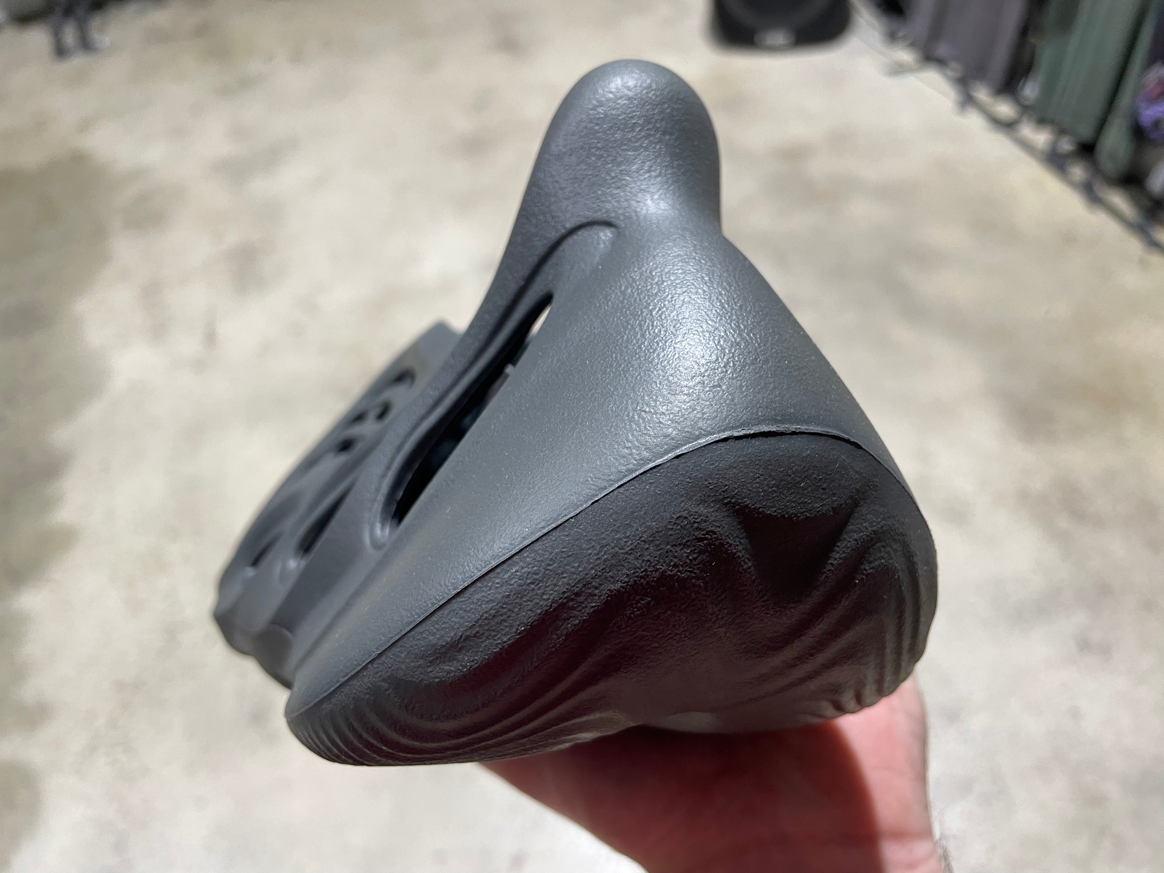 Adidas Yeezy Foam RNNR - Carbon Size 9