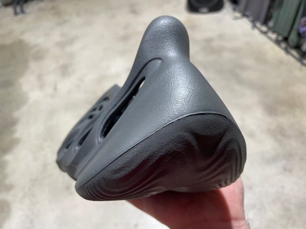 Adidas Yeezy Foam RNNR - Carbon Size 9