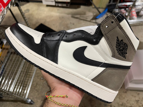 Air Jordan 1 Retro High OG - Mocha Size 10.5