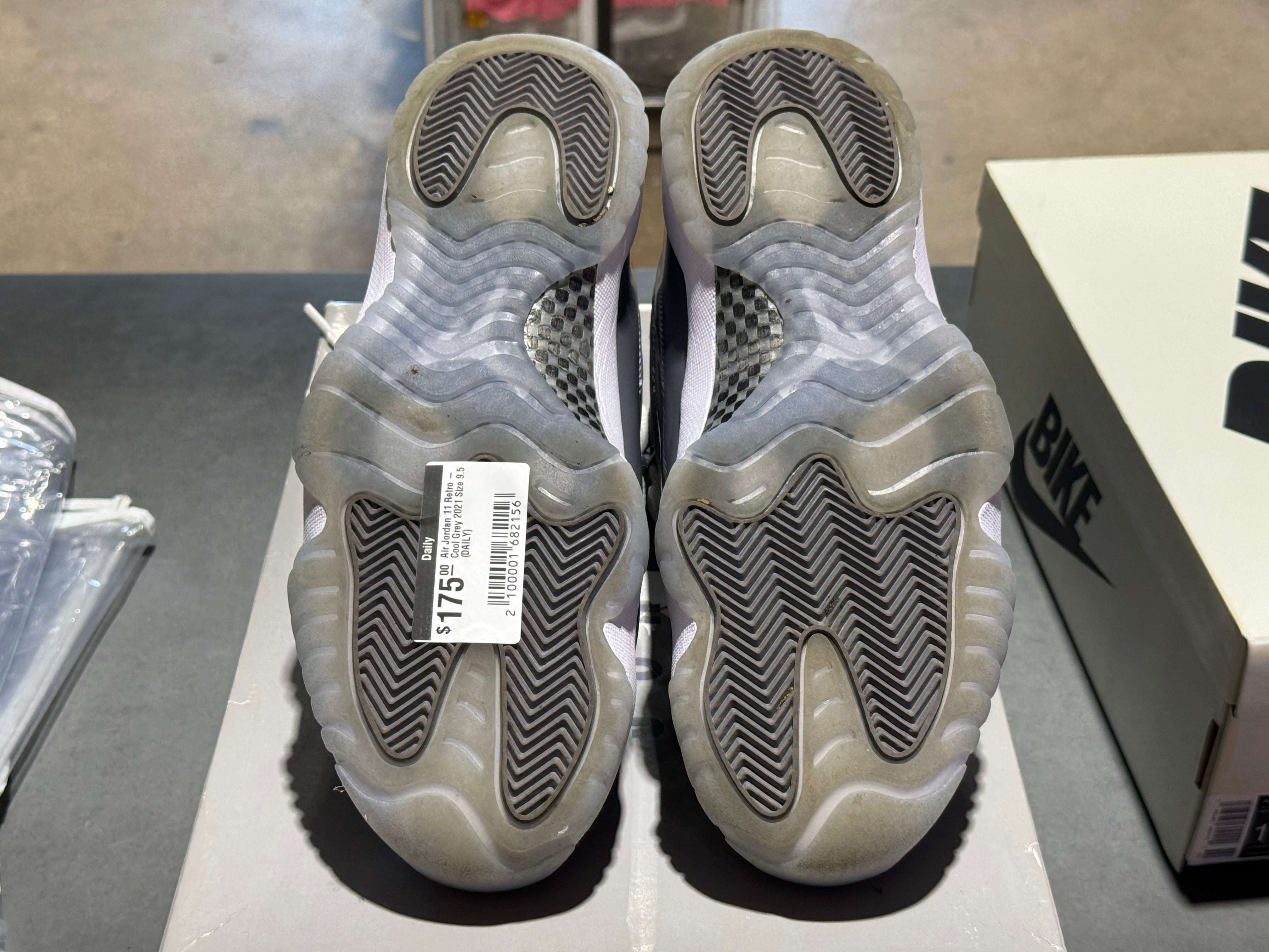 Air Jordan 11 Retro - Cool Grey 2021 Size 9.5
