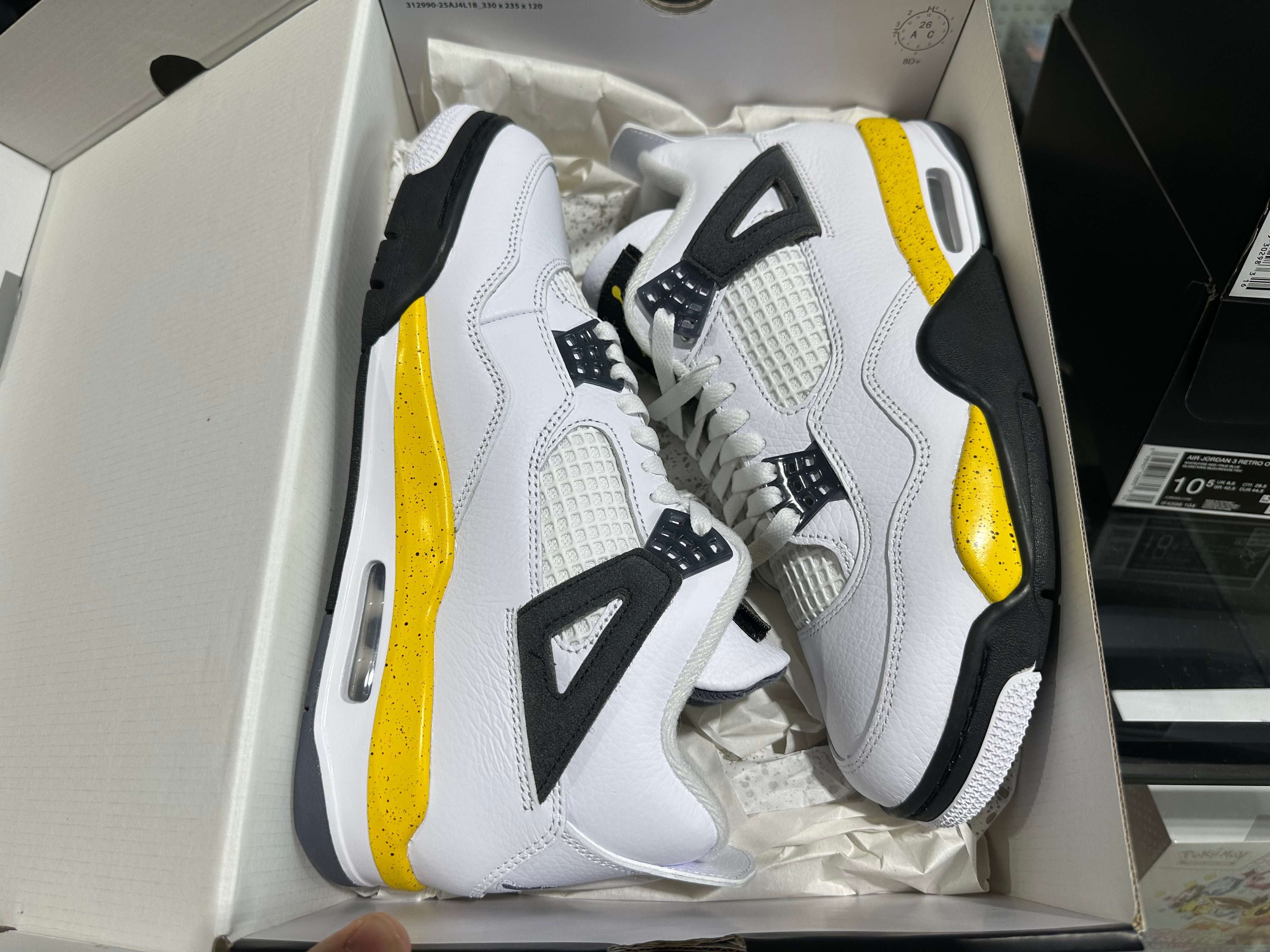 Air Jordan 4 Retro - Tour Yellow Size 9
