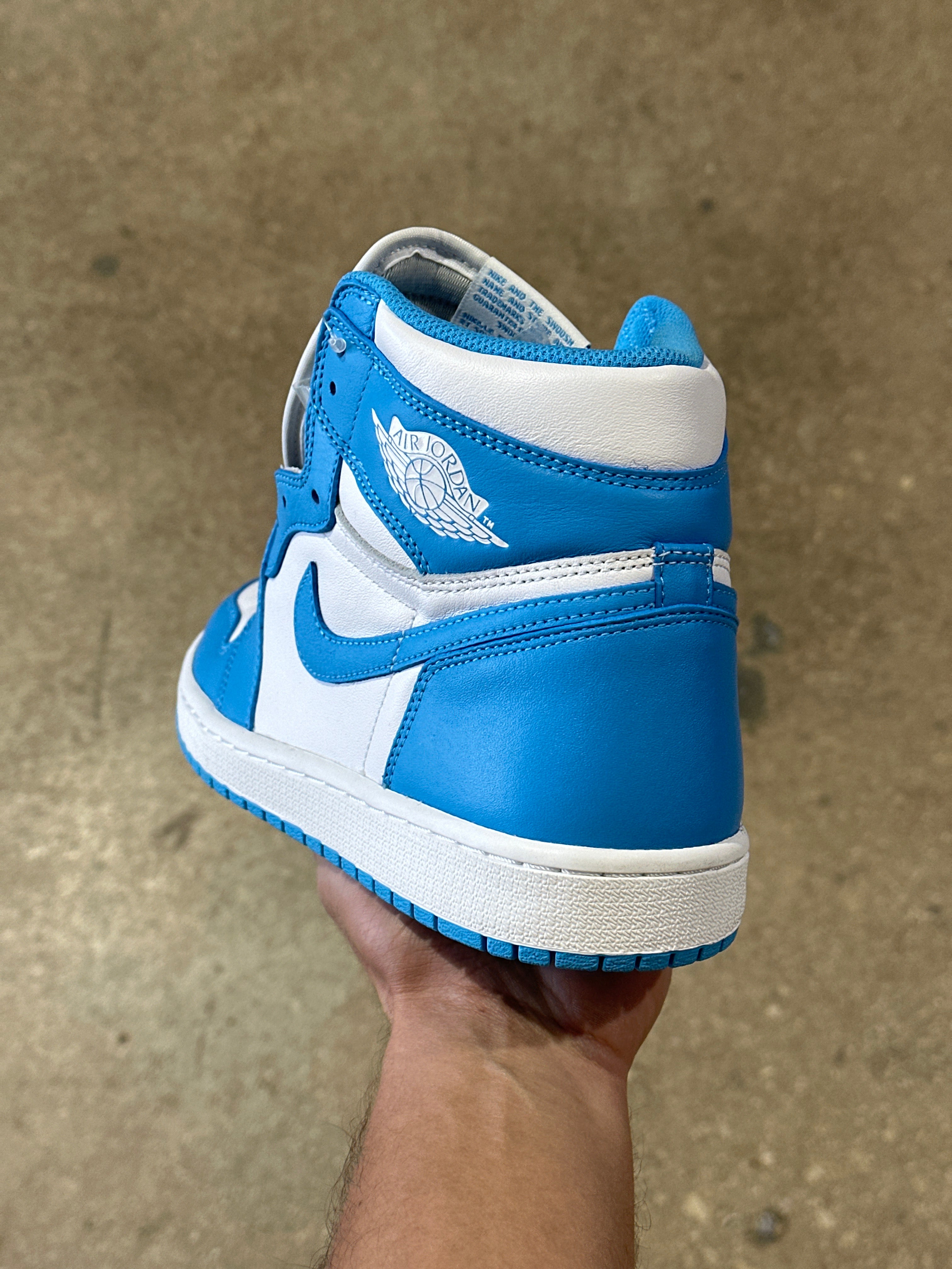 Air Jordan 1 Retro High OG - UNC Size 9.5