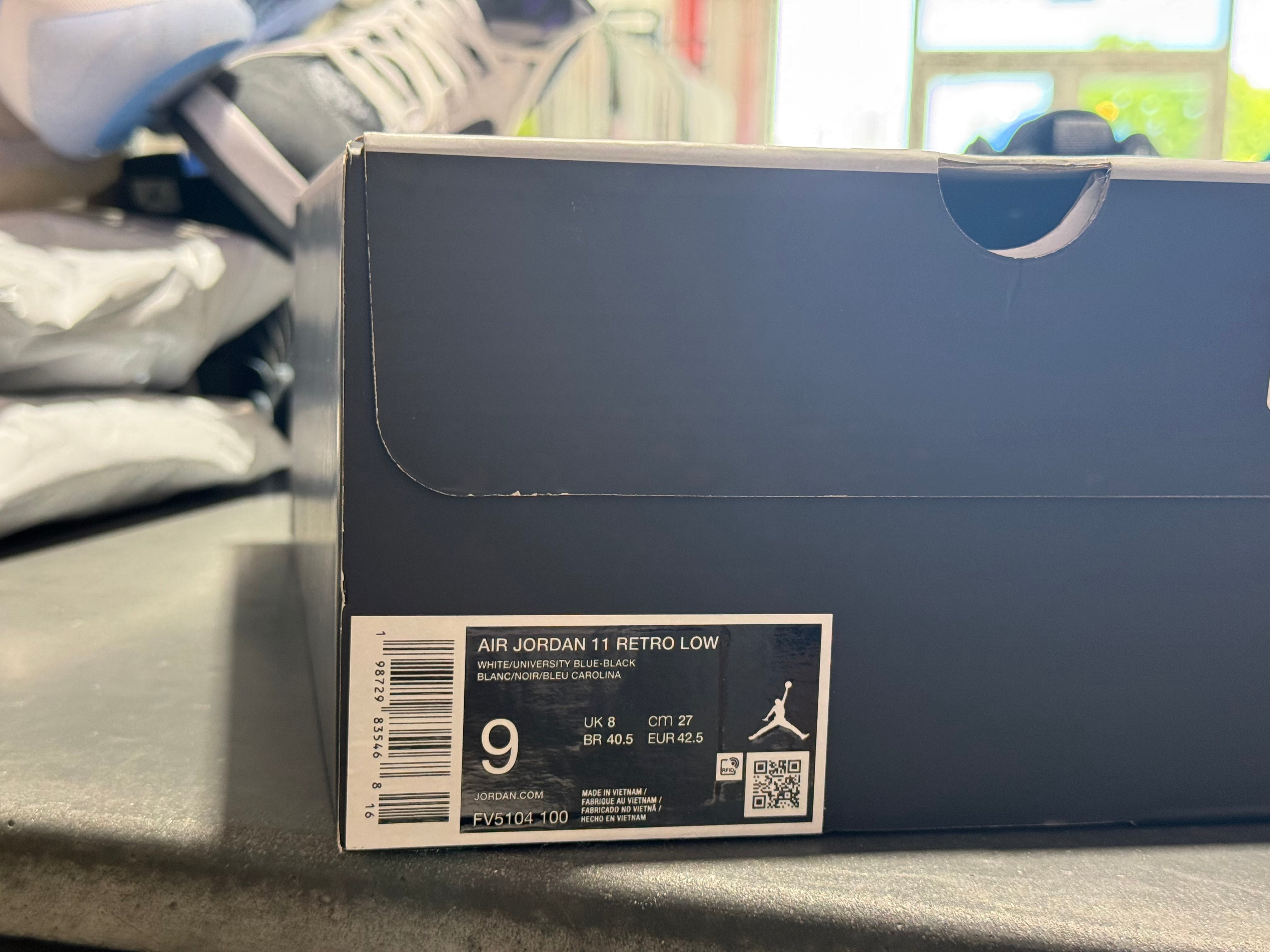 Air Jordan 11 Retro Low - UNC Size 9