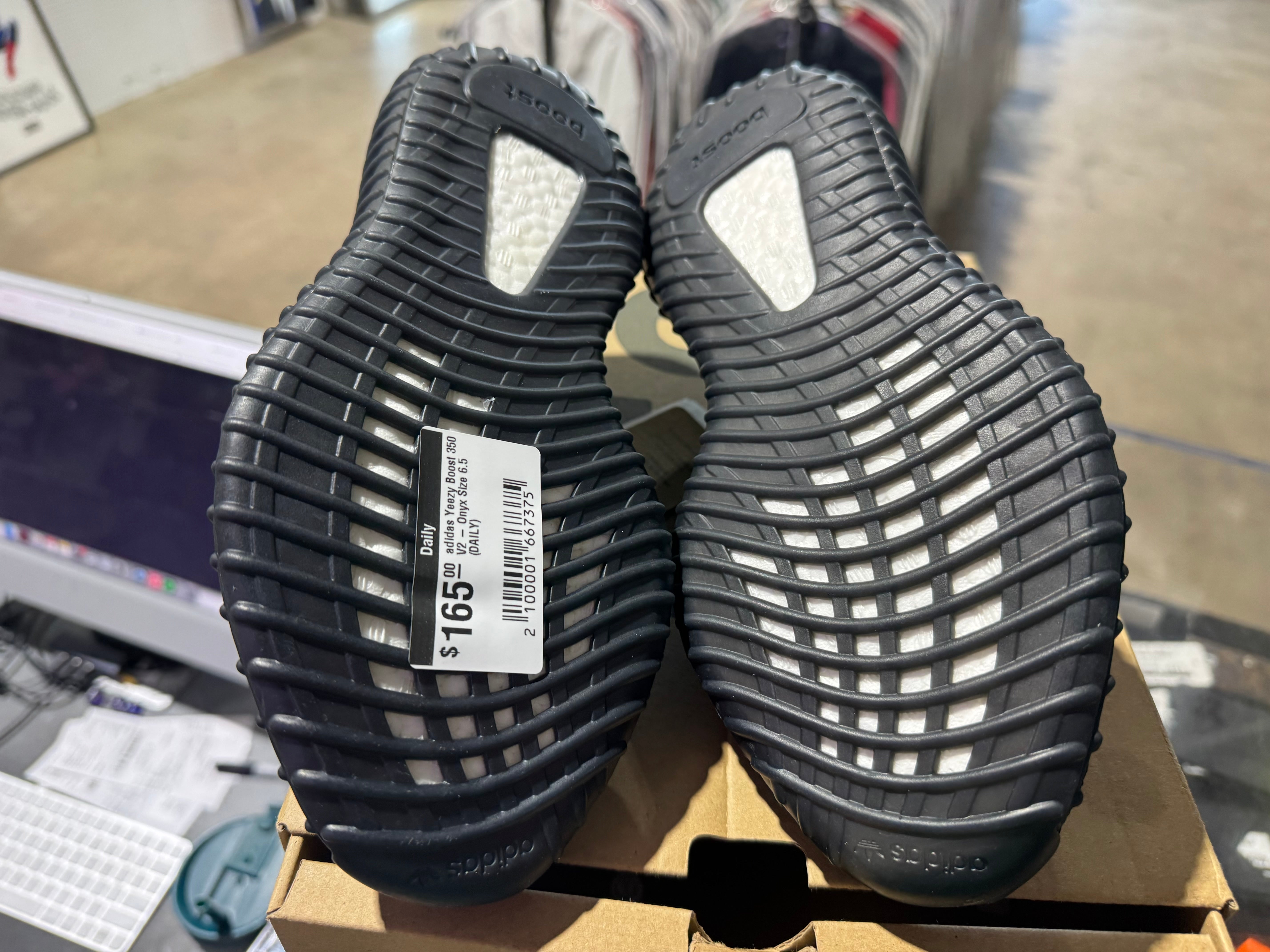 adidas Yeezy Boost 350 V2 - Onyx Size 6.5