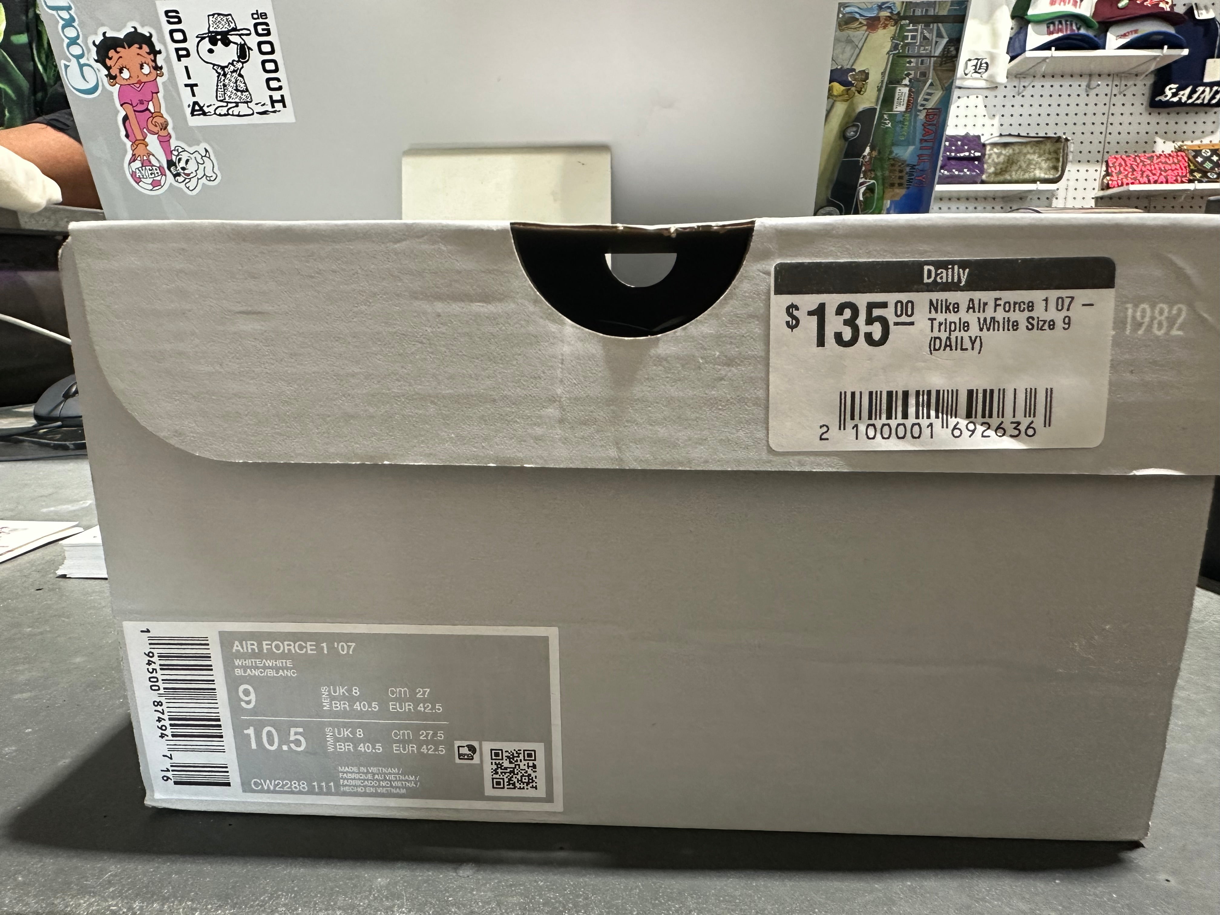 Nike Air Force 1 07 - Triple White Size 9