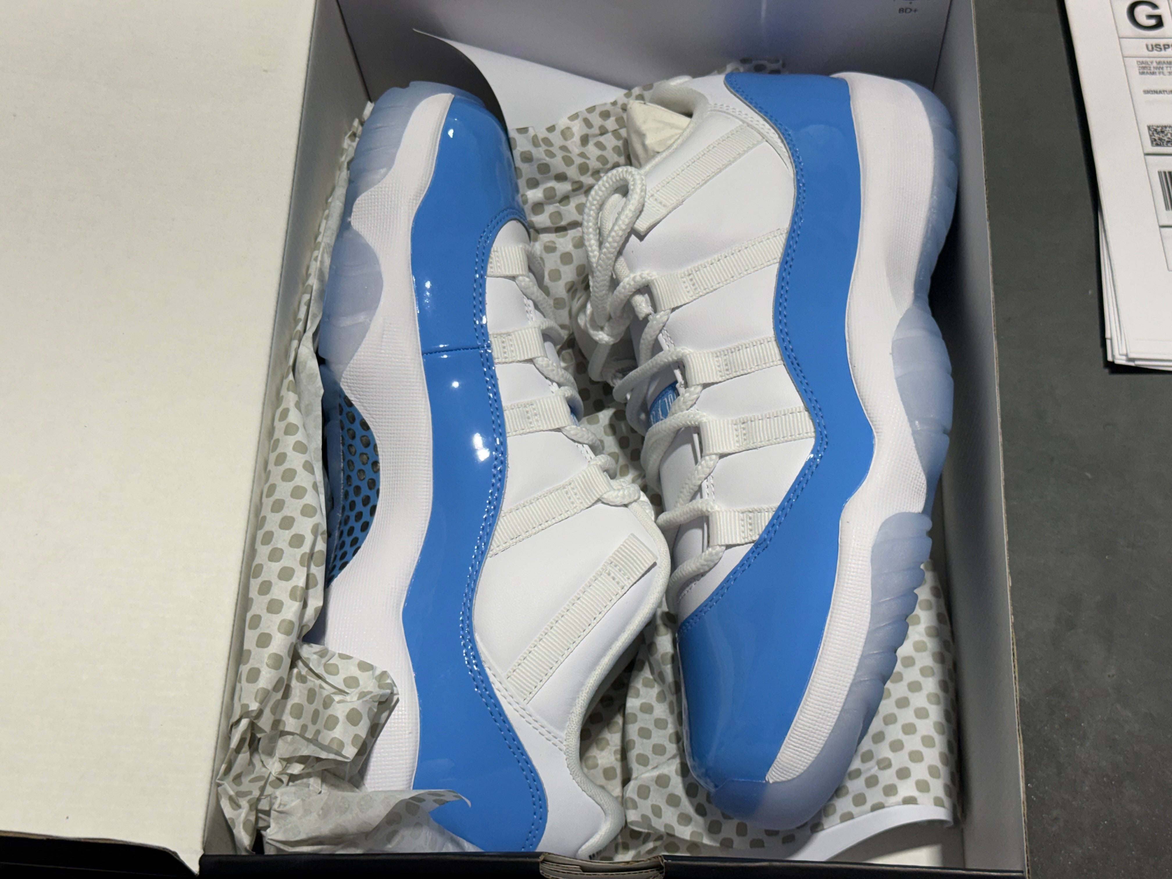 Air Jordan 11 Retro Low - UNC Size 9