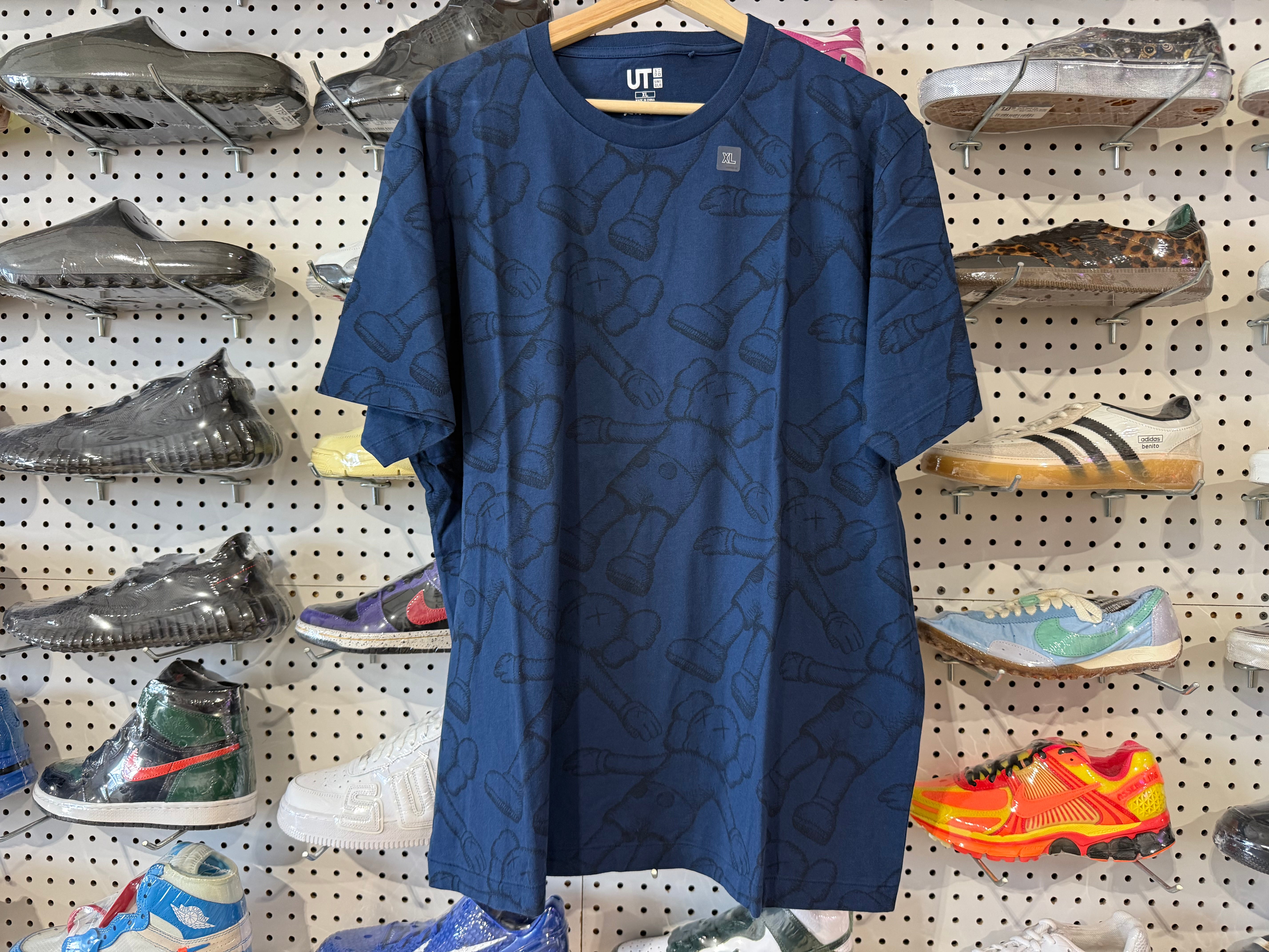NEW KAWS x Uniqlo Holiday Tee - Blue Size XL