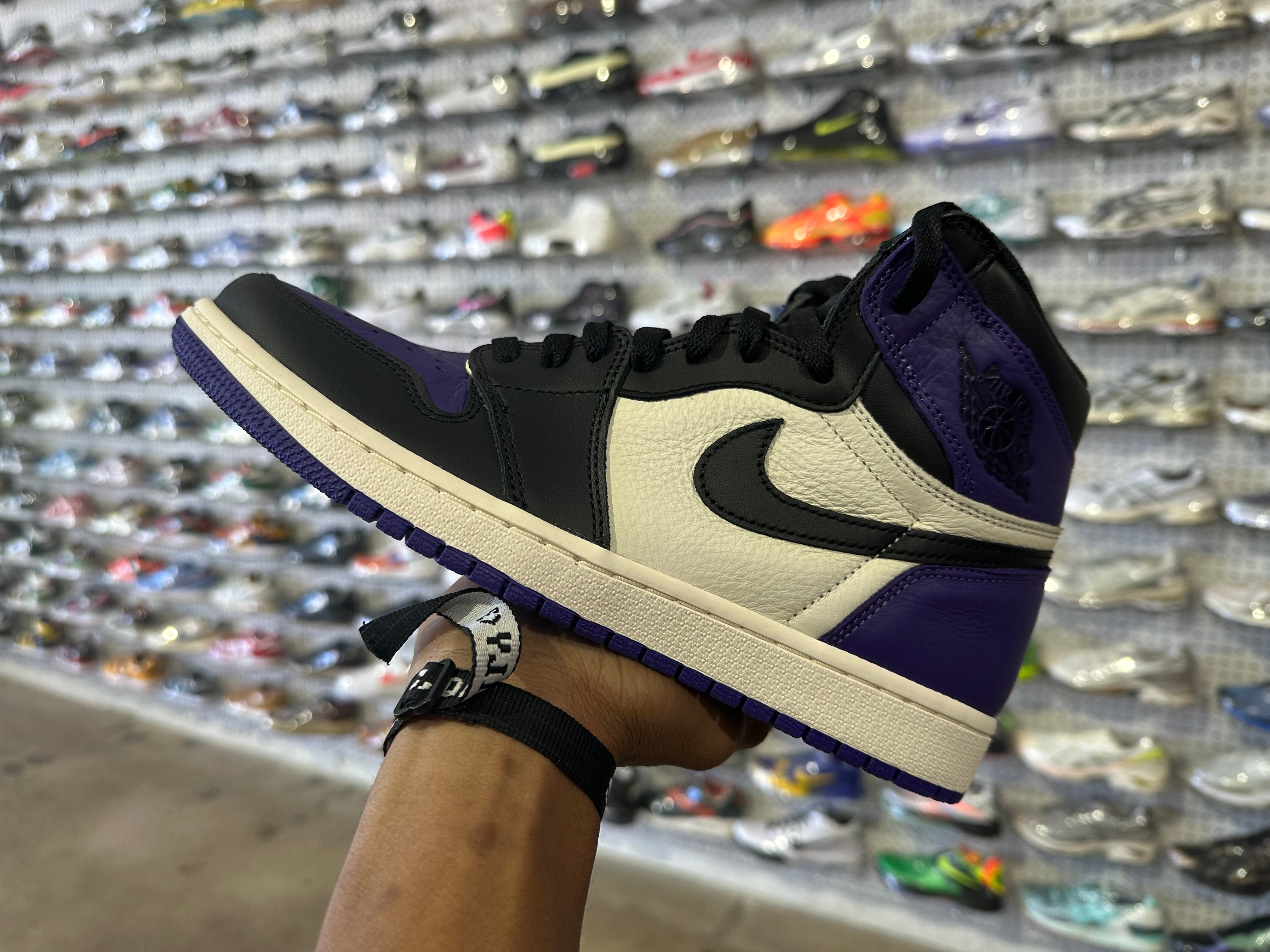 Air Jordan 1 Retro High OG - Court Purple Size 9.5