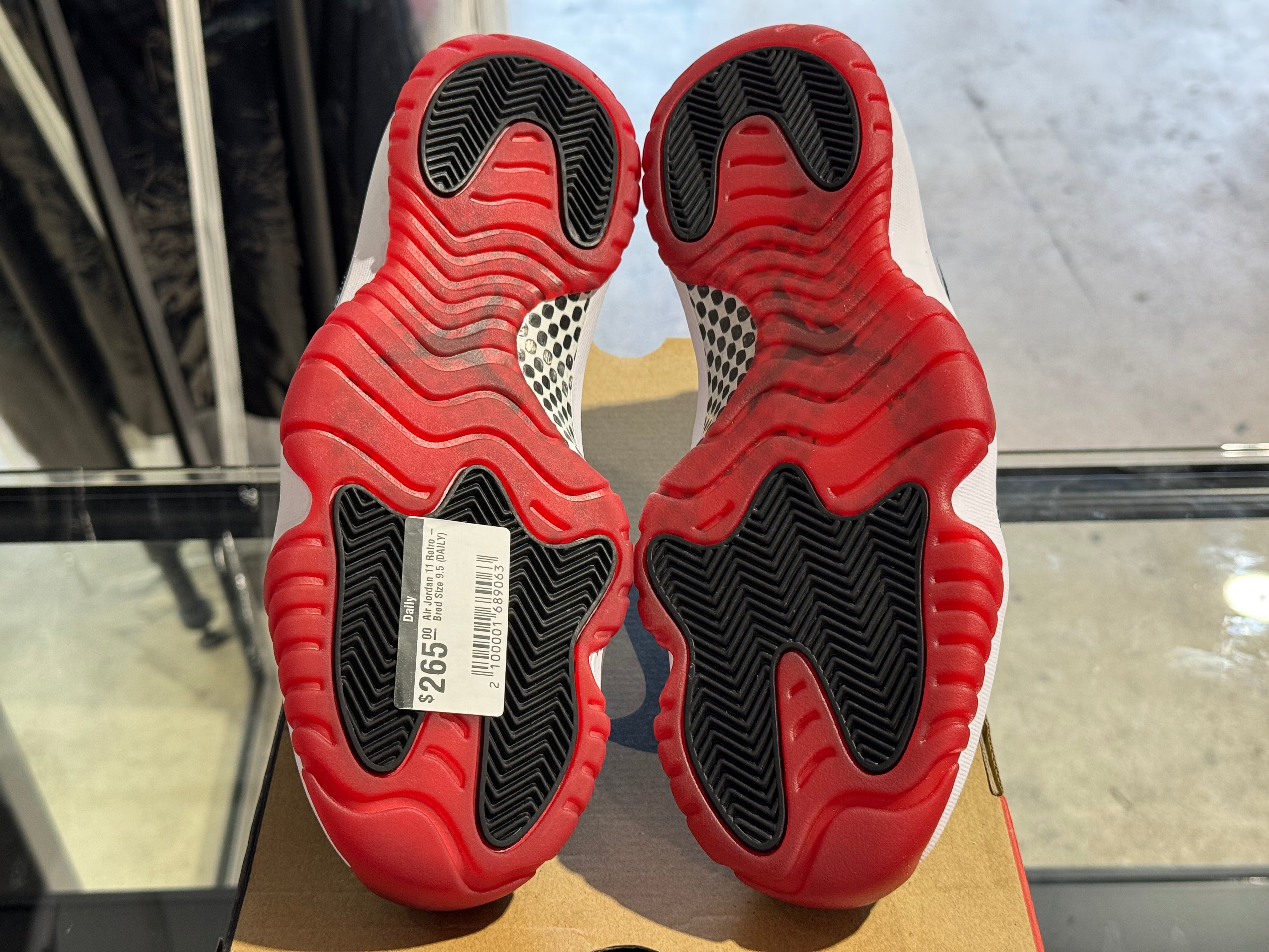 Air Jordan 11 Retro - Bred Size 9.5