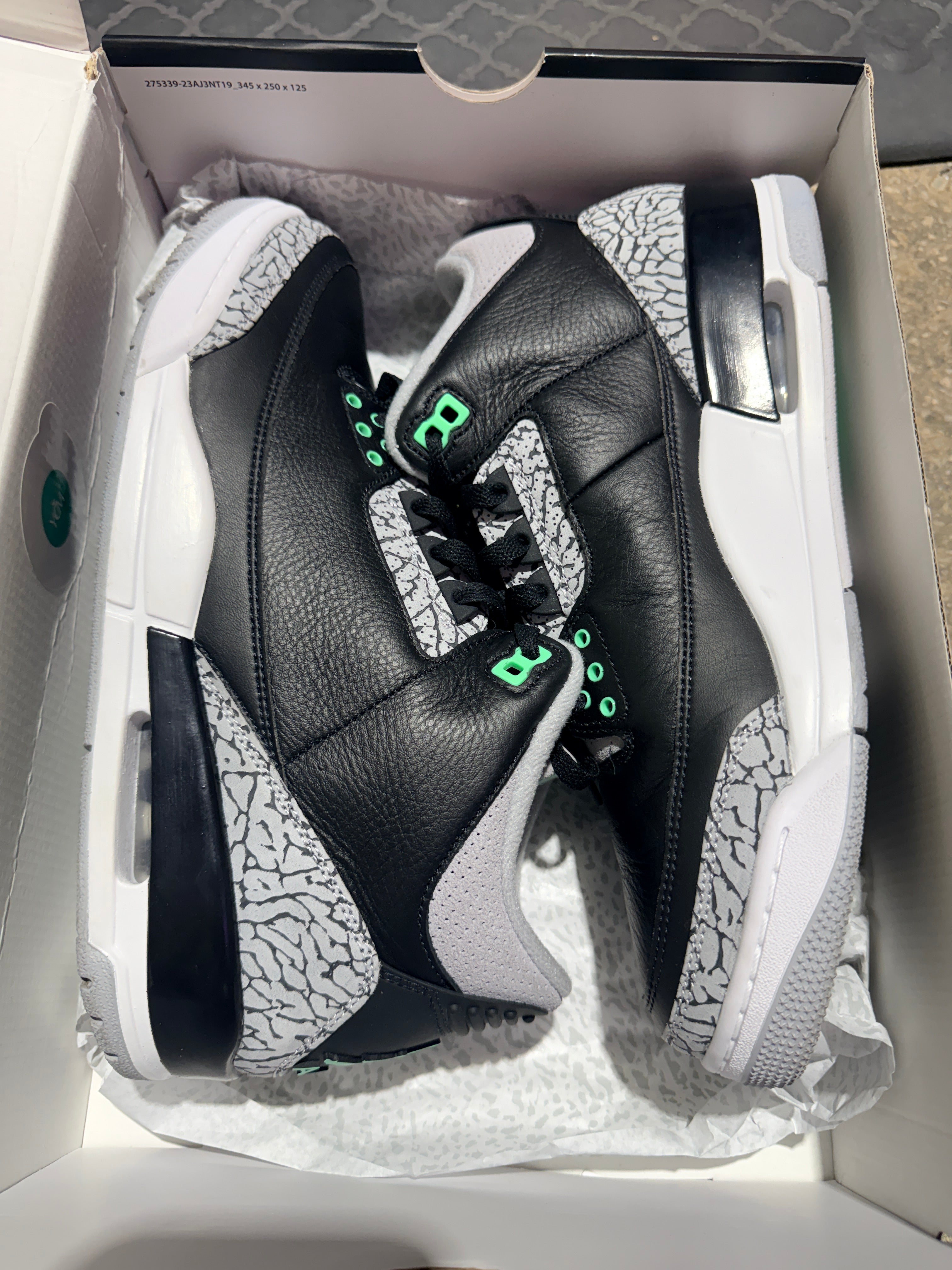 Air Jordan 3 Retro - Green Glow Size 11