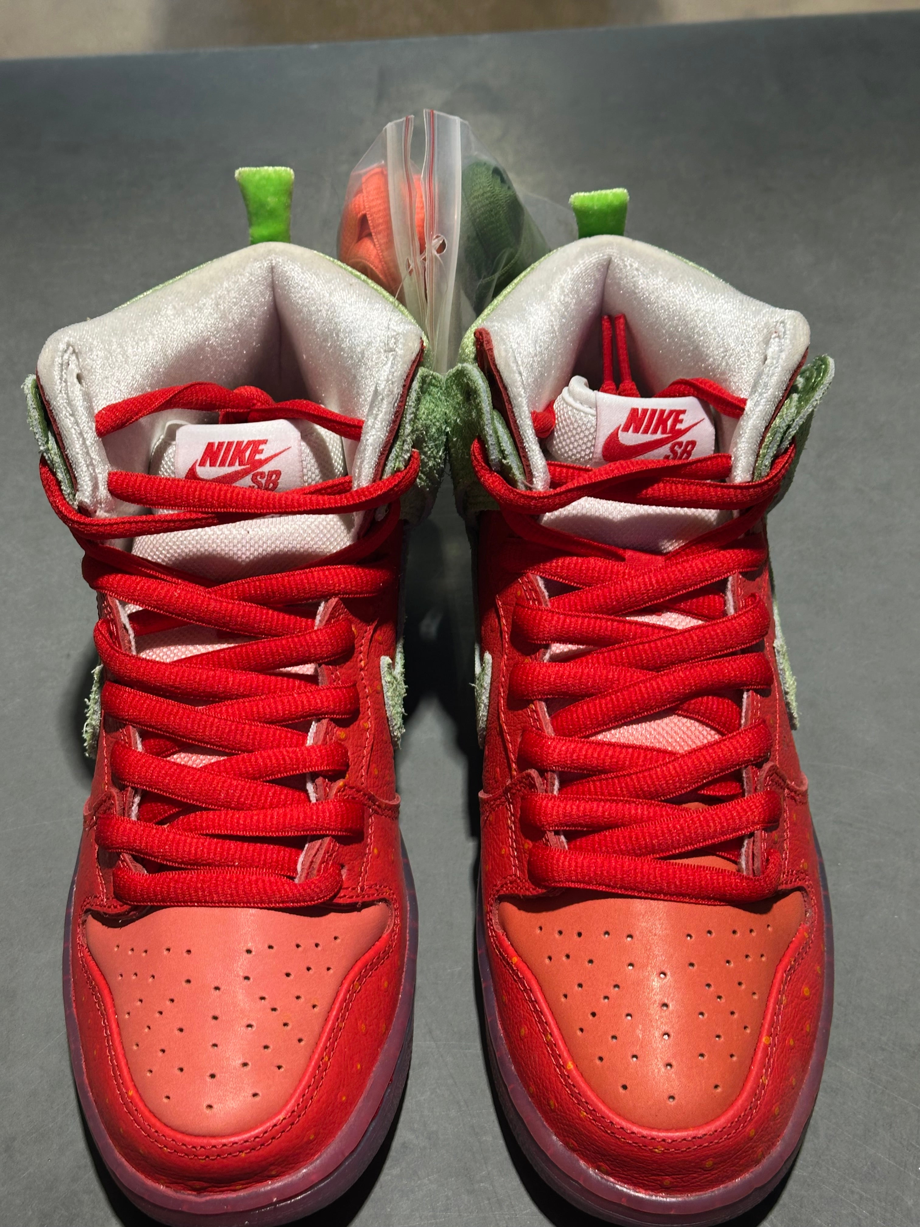 Nike SB Dunk High Pro QS - Strawberry Cough Size 6