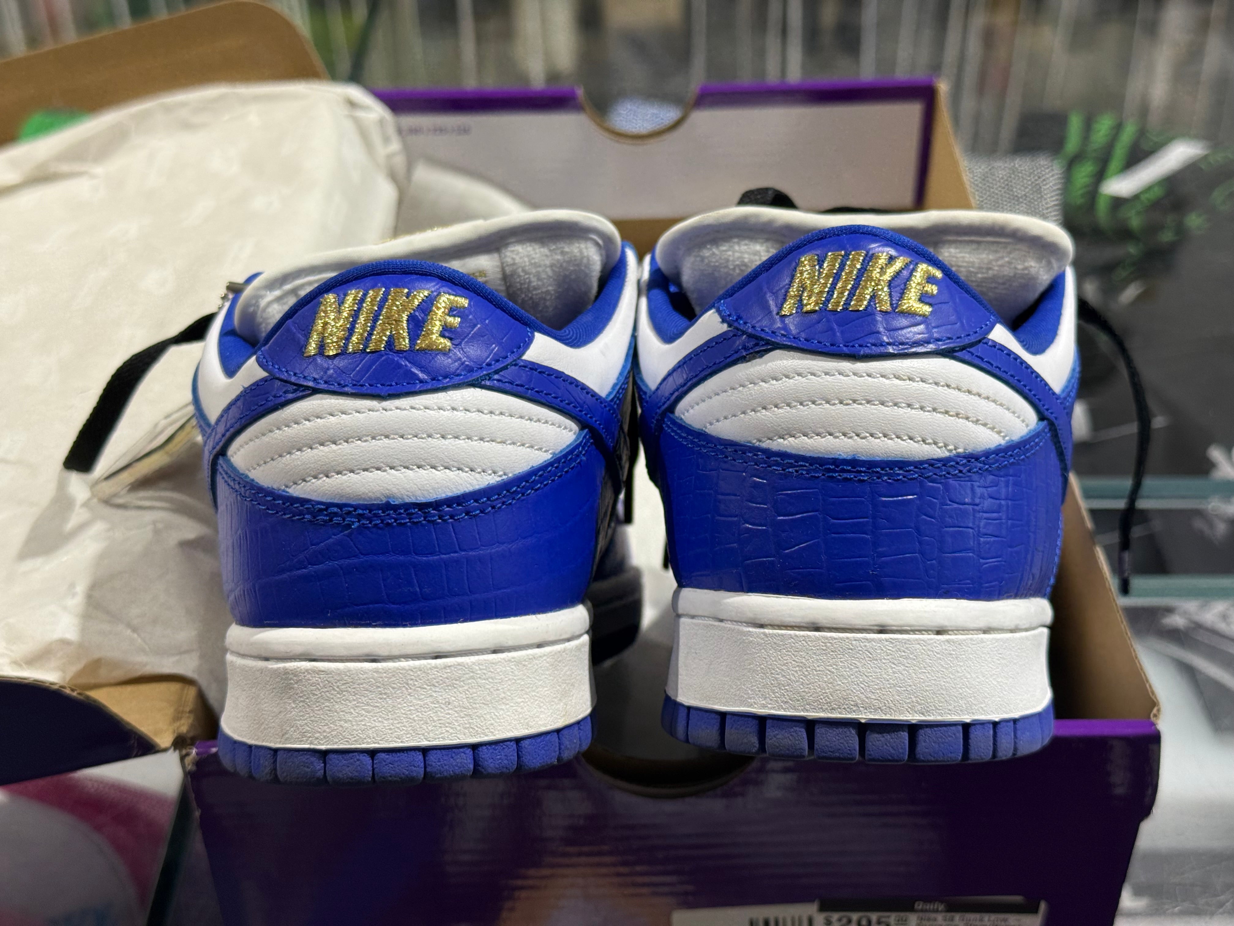 Nike SB Dunk Low - Supreme Stars/Hyper Royal Size 9.5