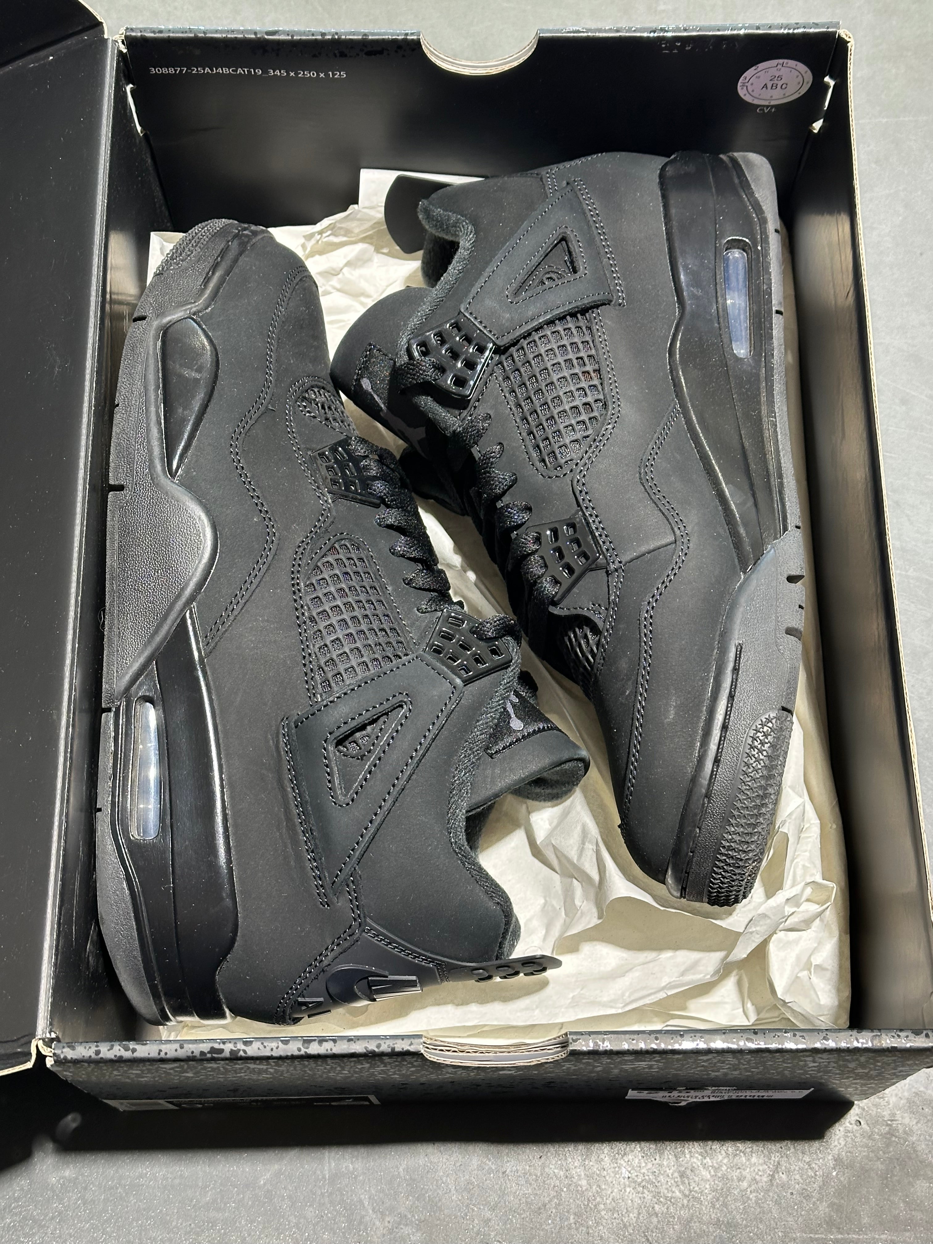 Air Jordan 4 Retro - Black Cat 2025 Size 9.5