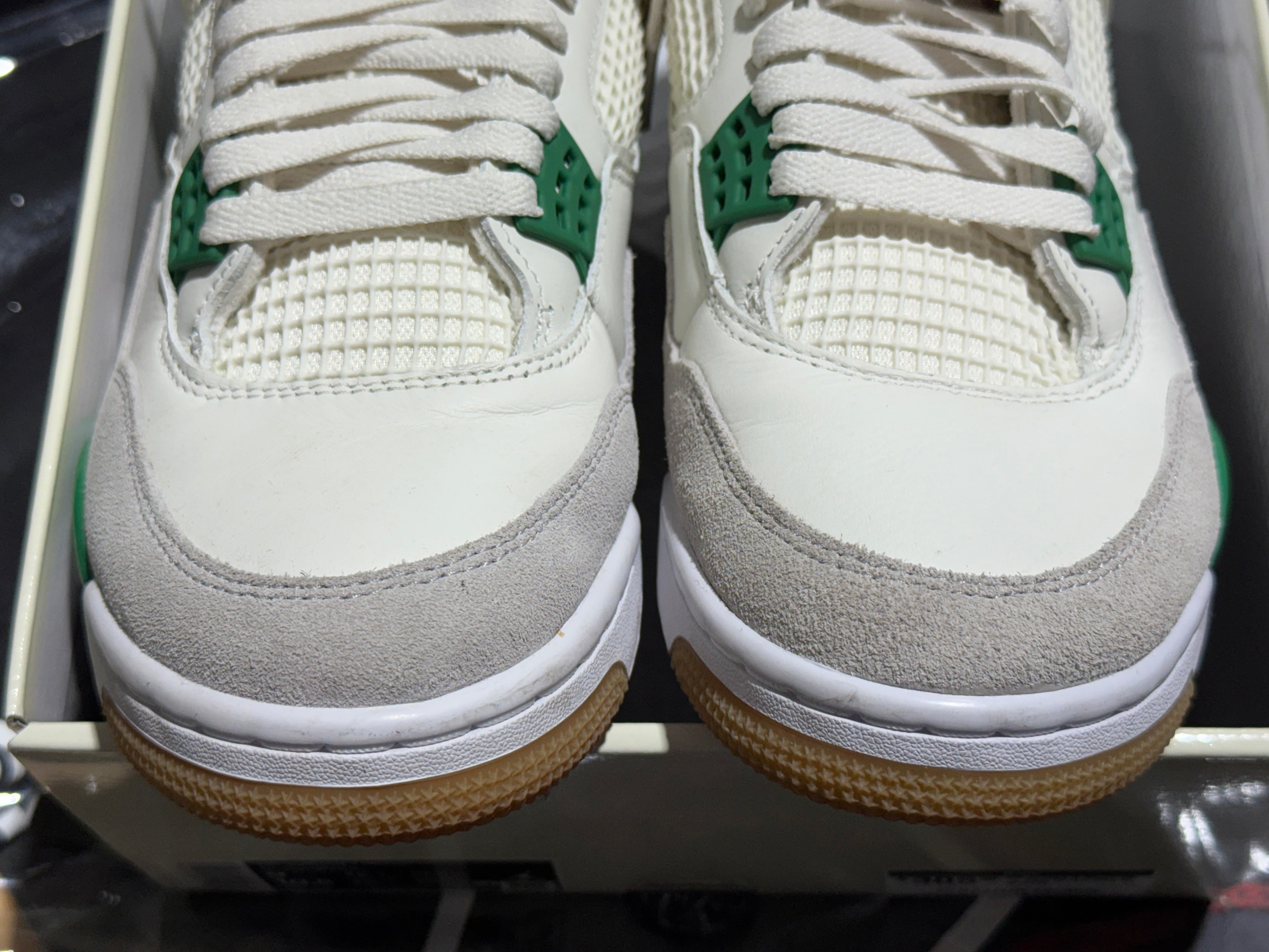 Air Jordan 4 Retro SB - Pine Green Size 9