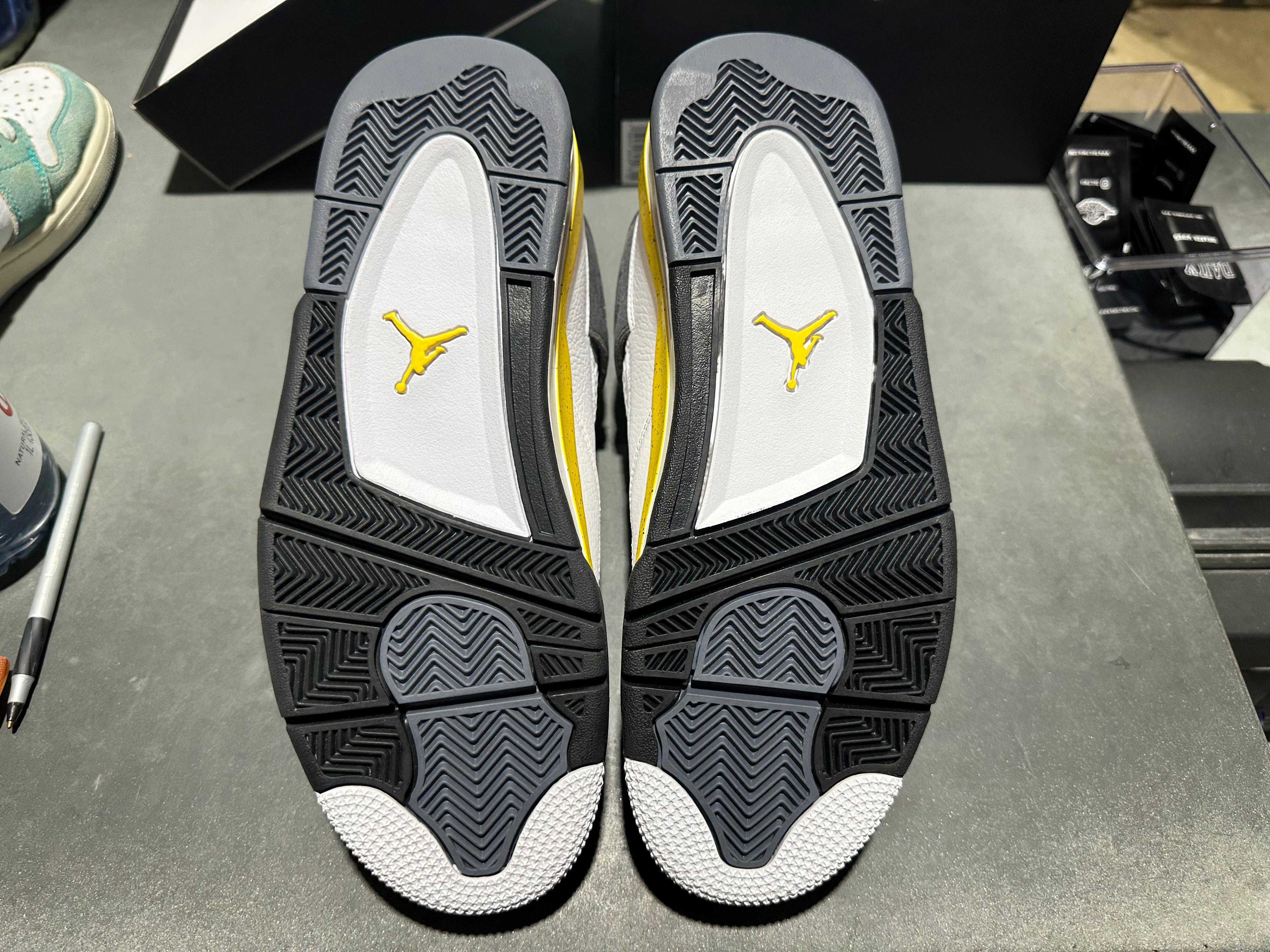 Air Jordan 4 Retro - Tour Yellow Size 10