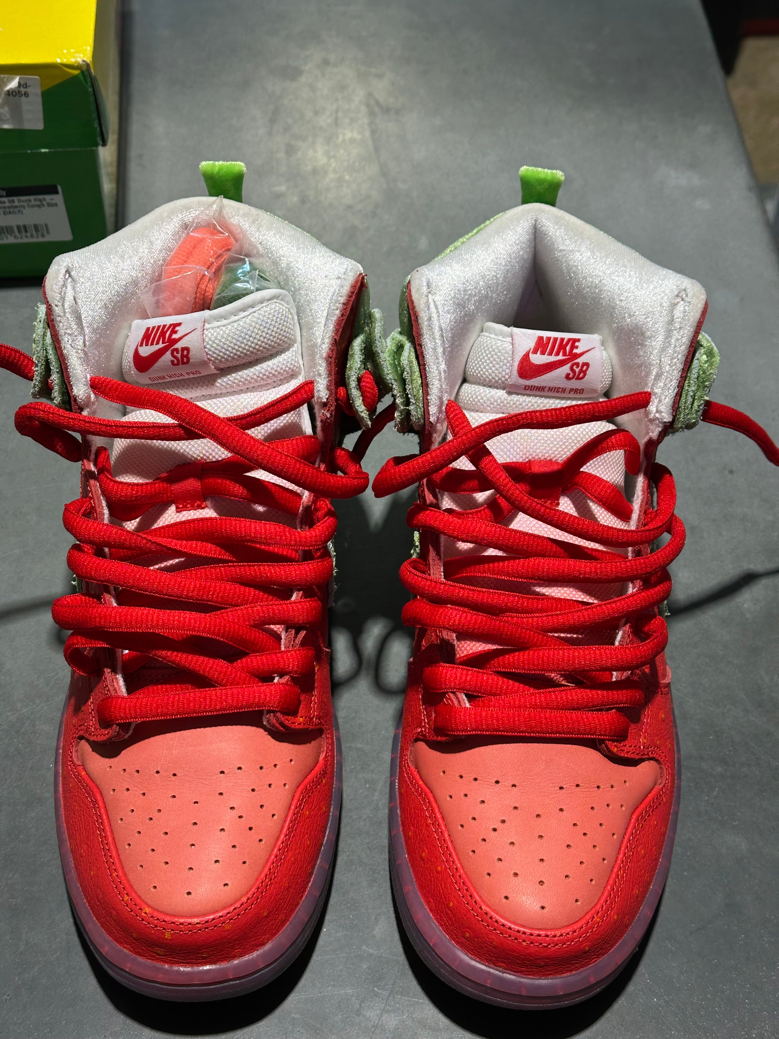 Nike SB Dunk High - Strawberry Cough Size 8