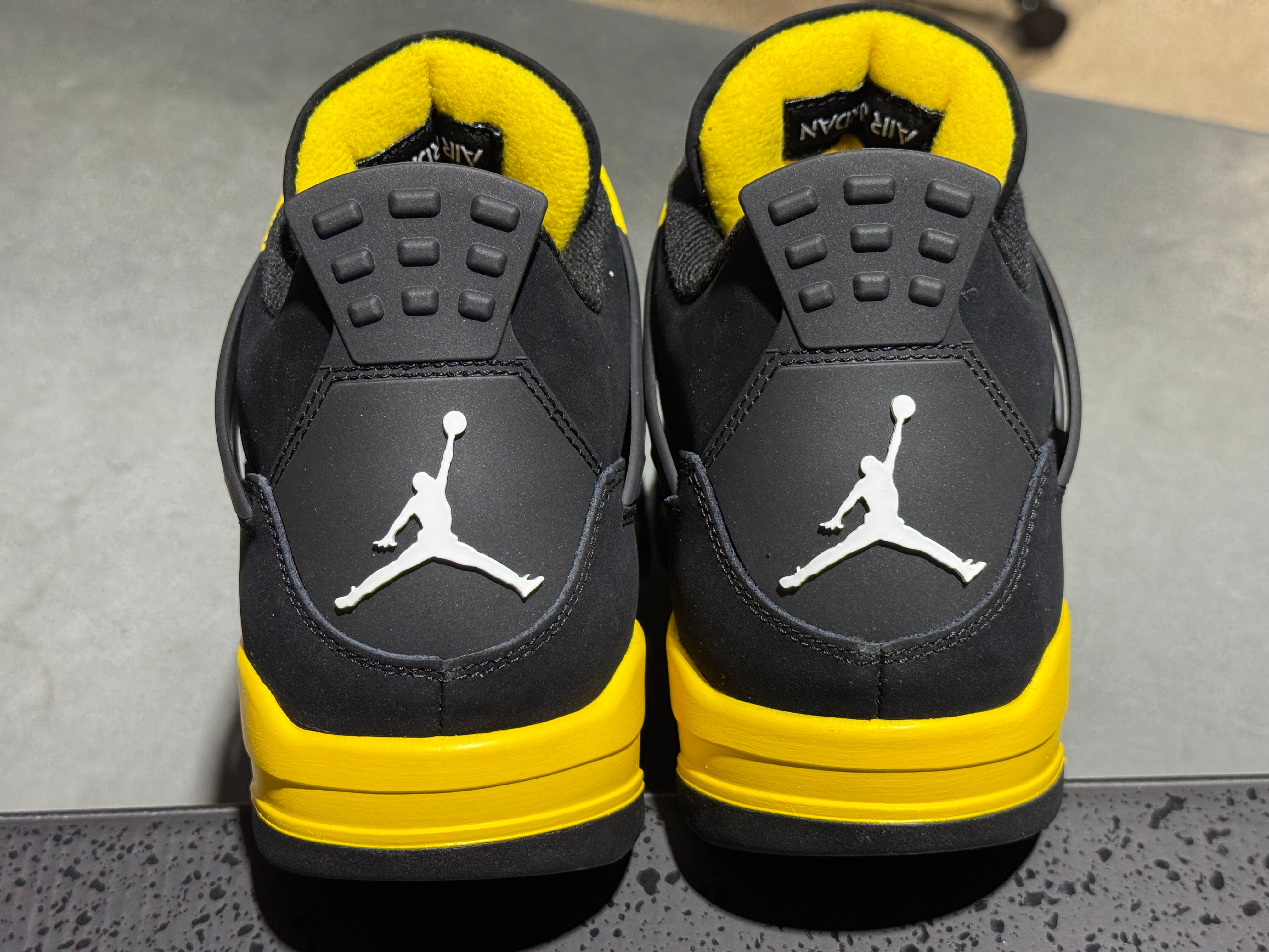 Air Jordan 4 Retro - Thunder Size 10.5
