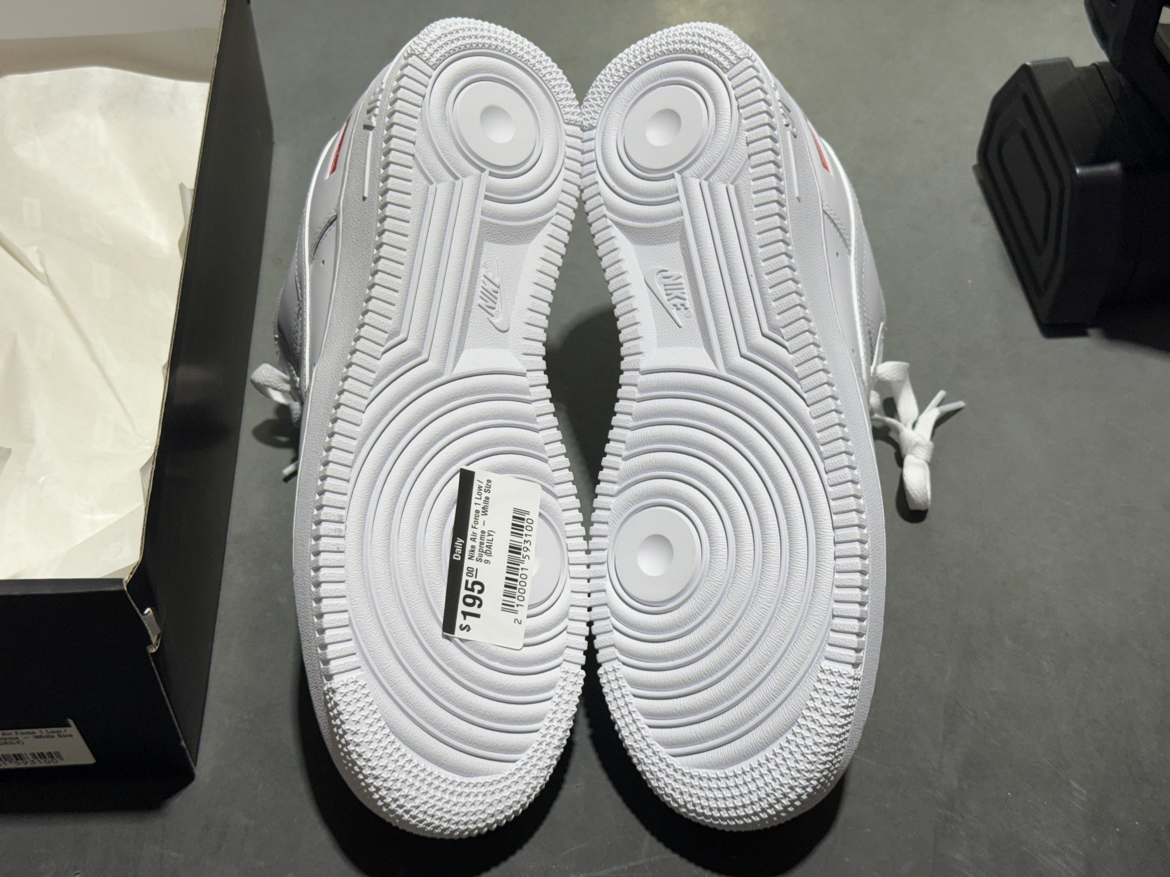 Nike Air Force 1 Low / Supreme - White Size 9