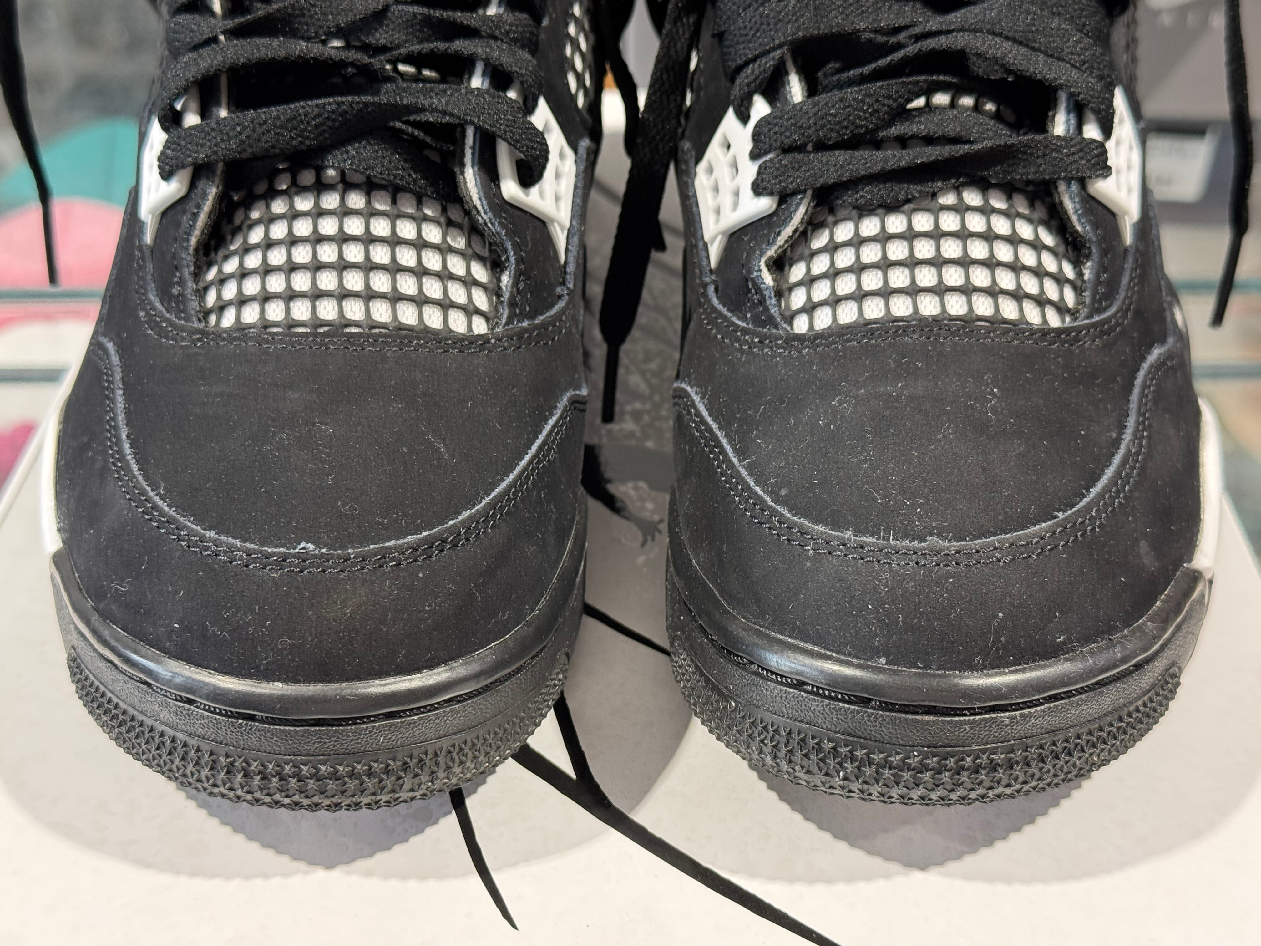 Air Jordan 4 Retro - White Thunder Size 9.5