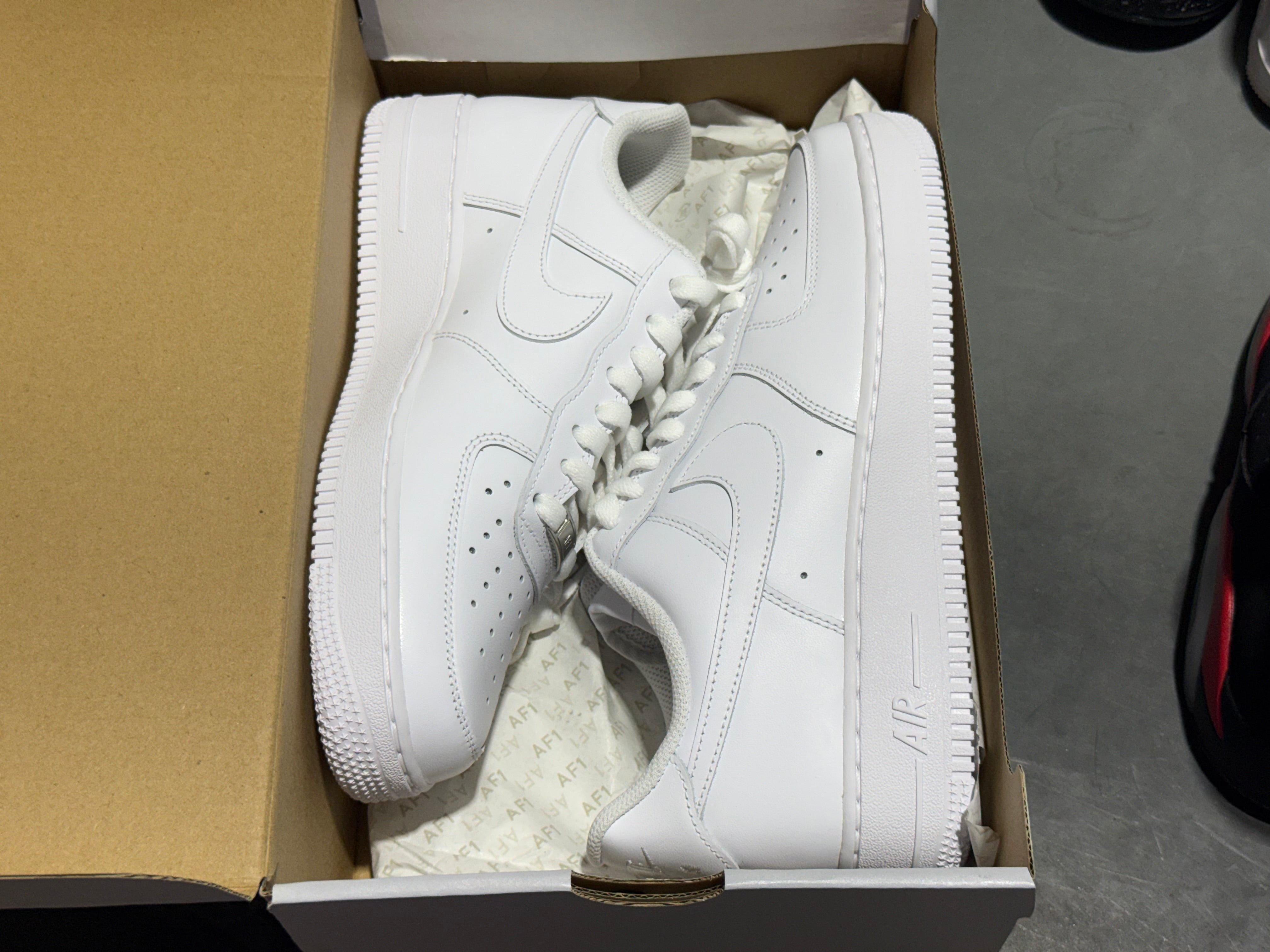Nike Air Force 1 07 - Triple White Size 8