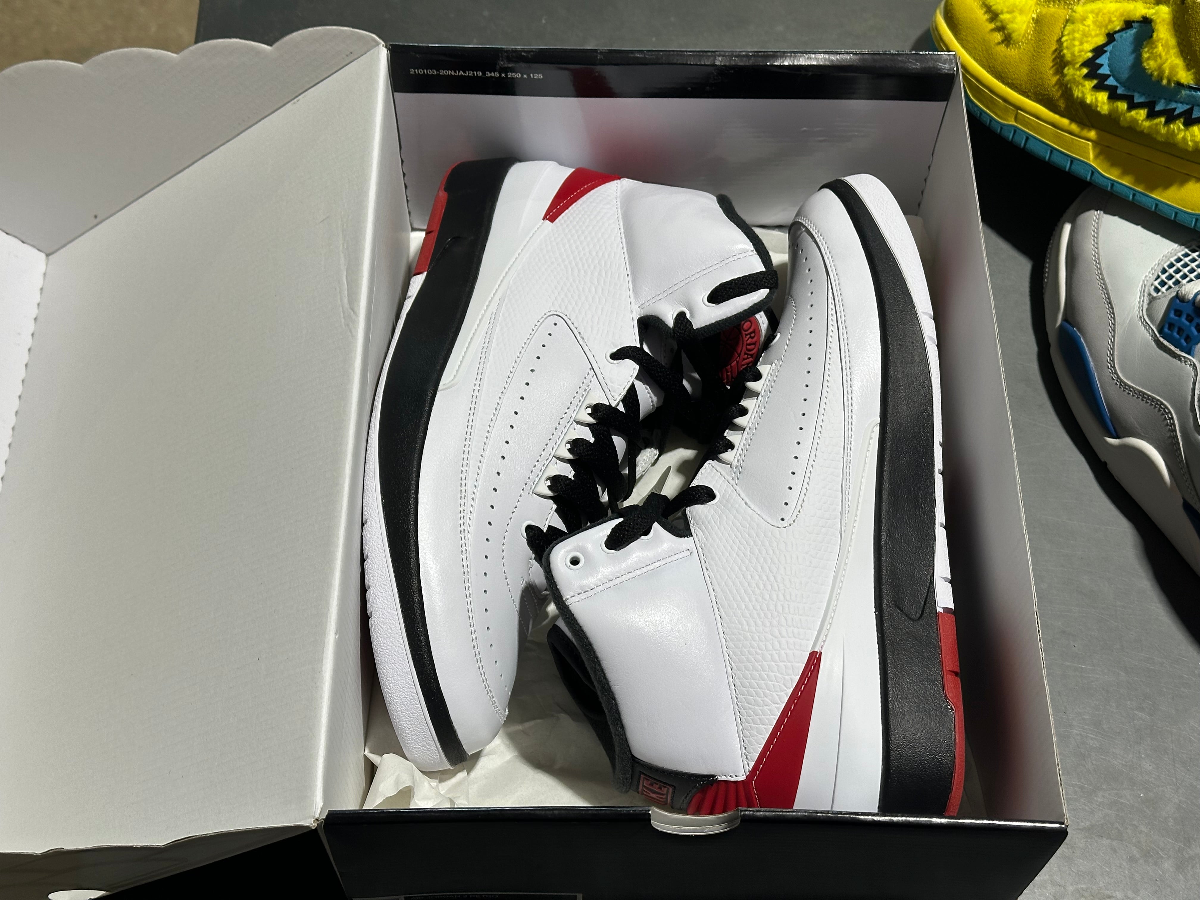 Air Jordan 2 Retro - Chicago Size 9.5