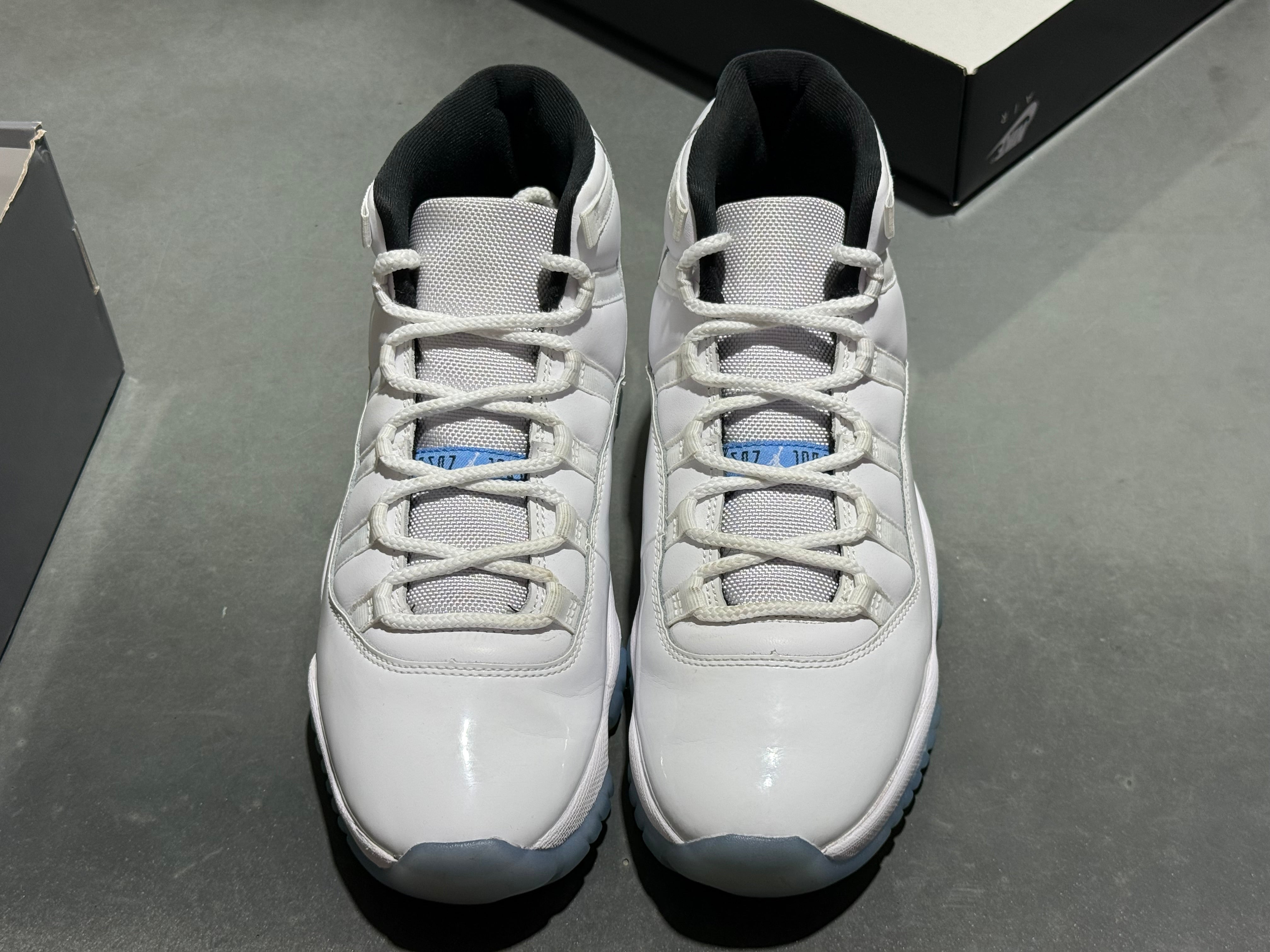 Air Jordan 11 Retro - Legend Blue Size 9.5