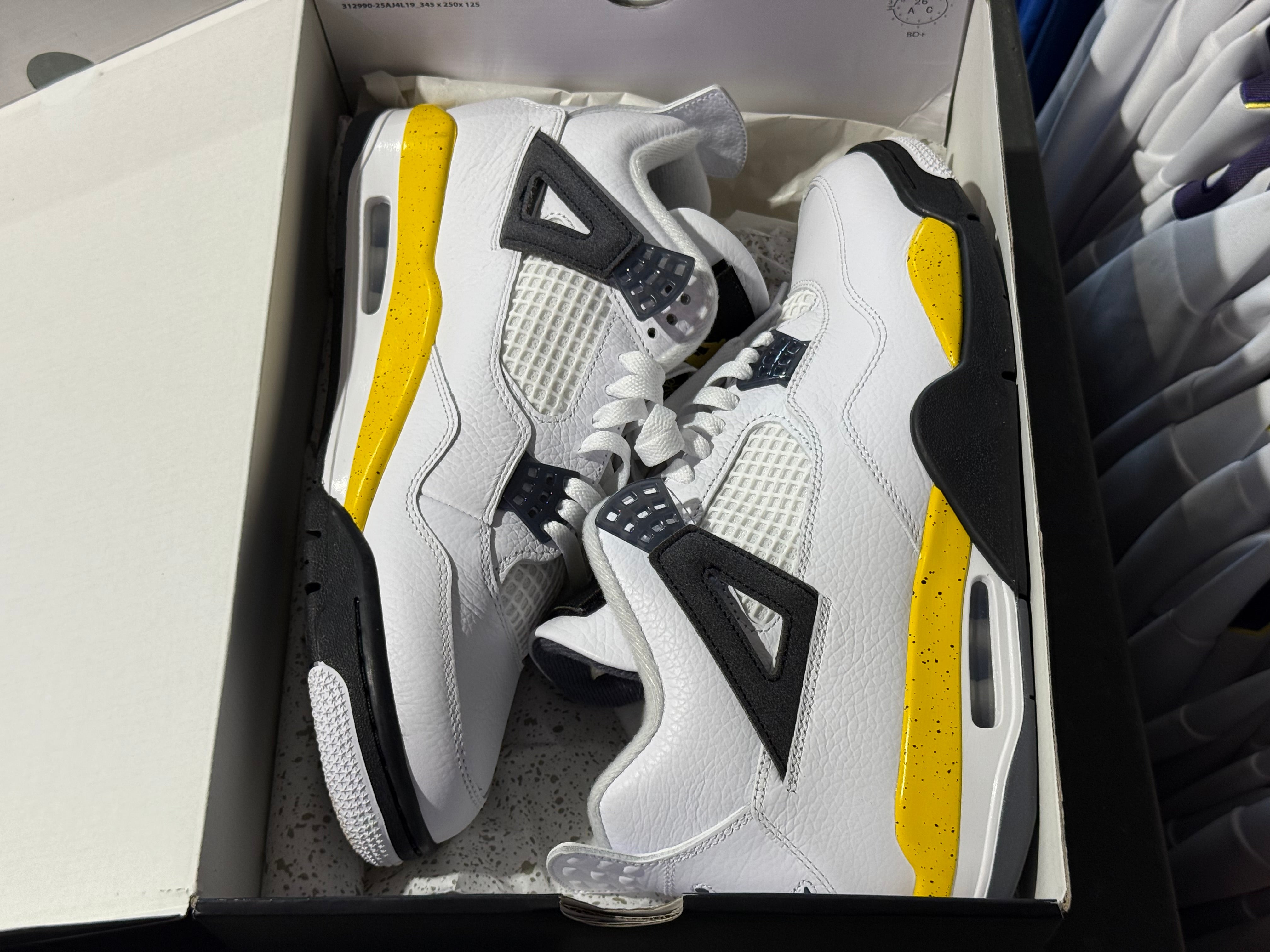 Air Jordan 4 Retro - Tour Yellow Size 11
