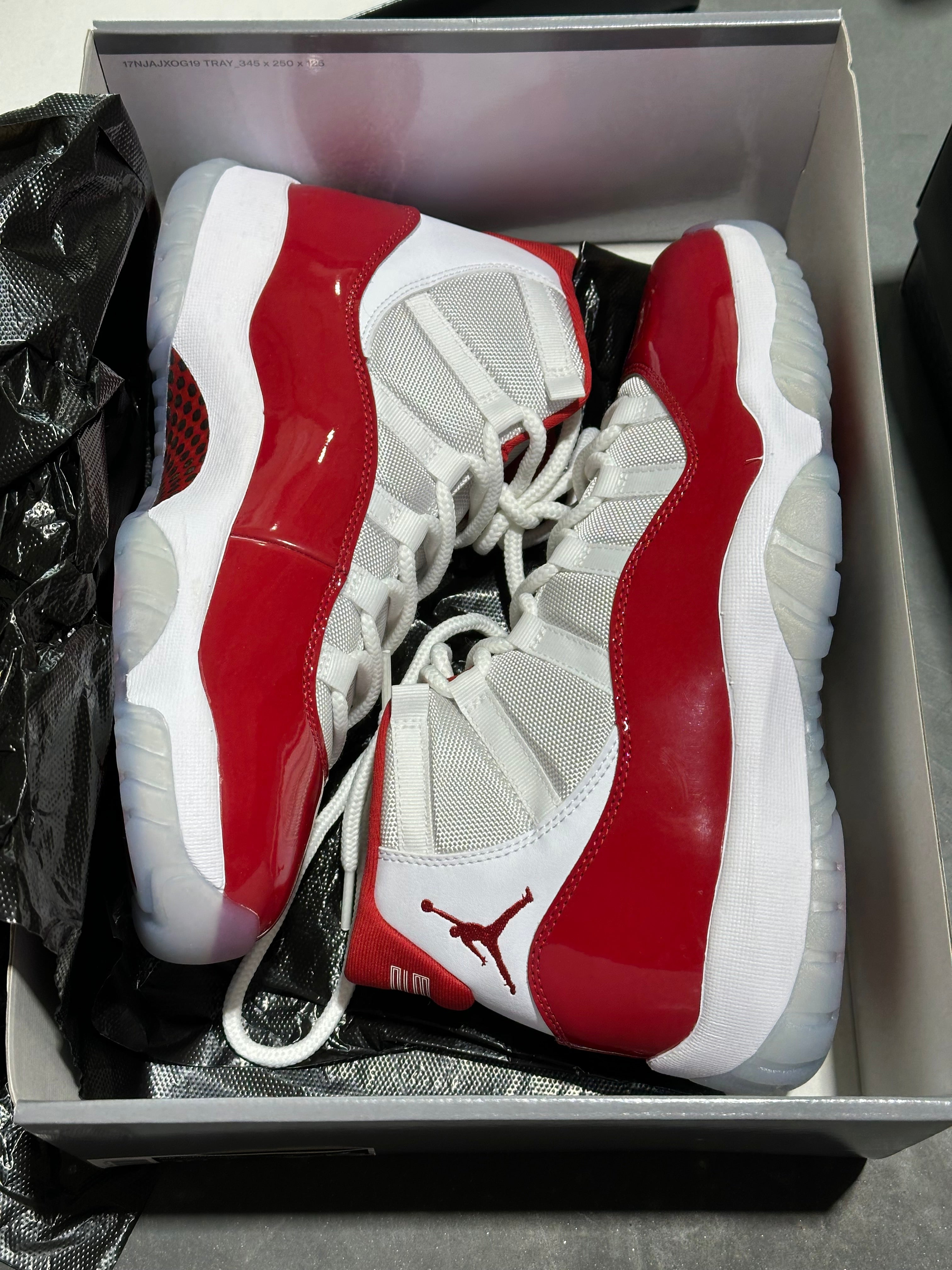 Air Jordan 11 Retro - Cherry Size 10