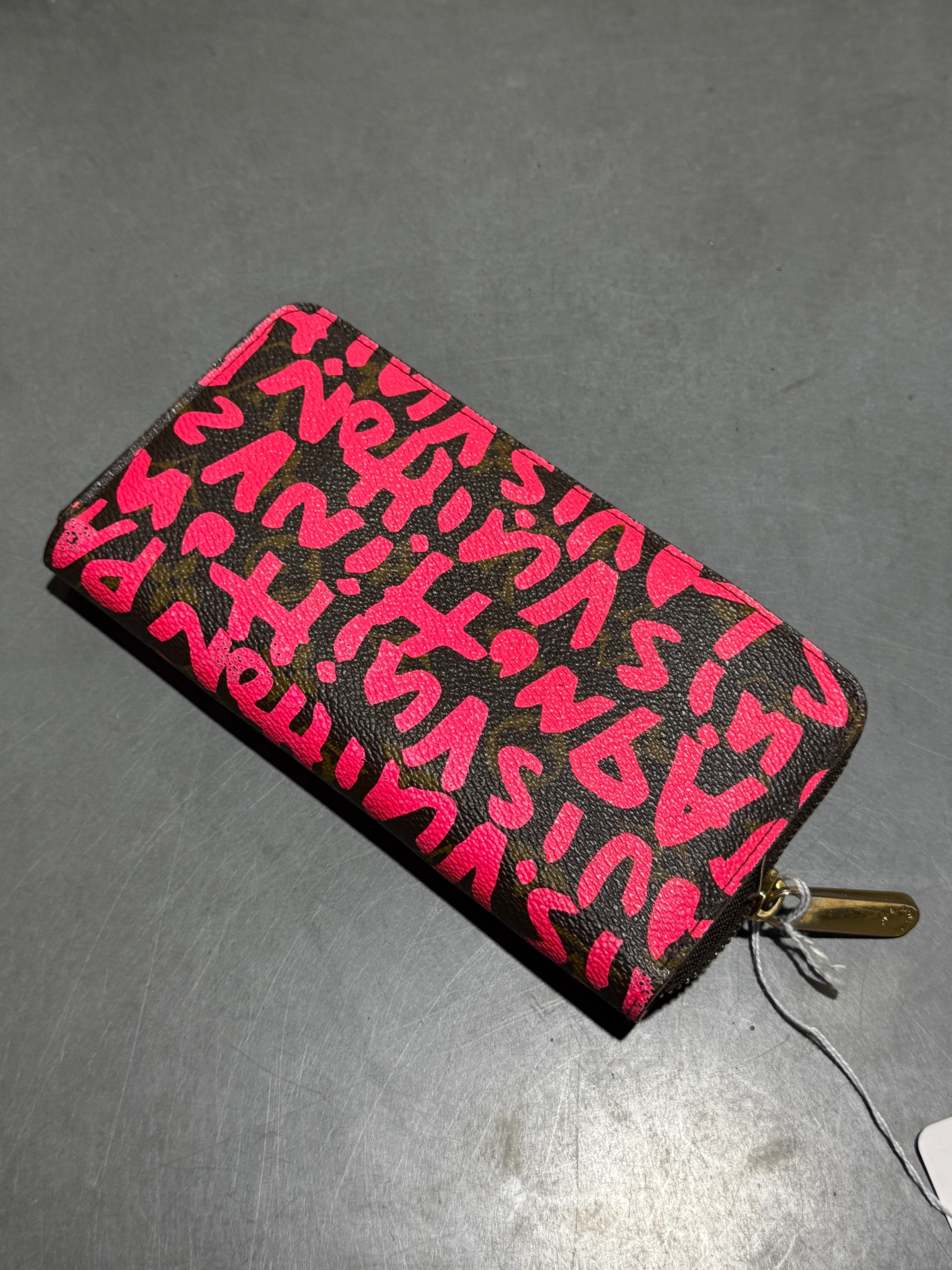 Clean 2009 Louis Vuitton Stephen Sprouce Graffiti Zippy Wallet - Pink