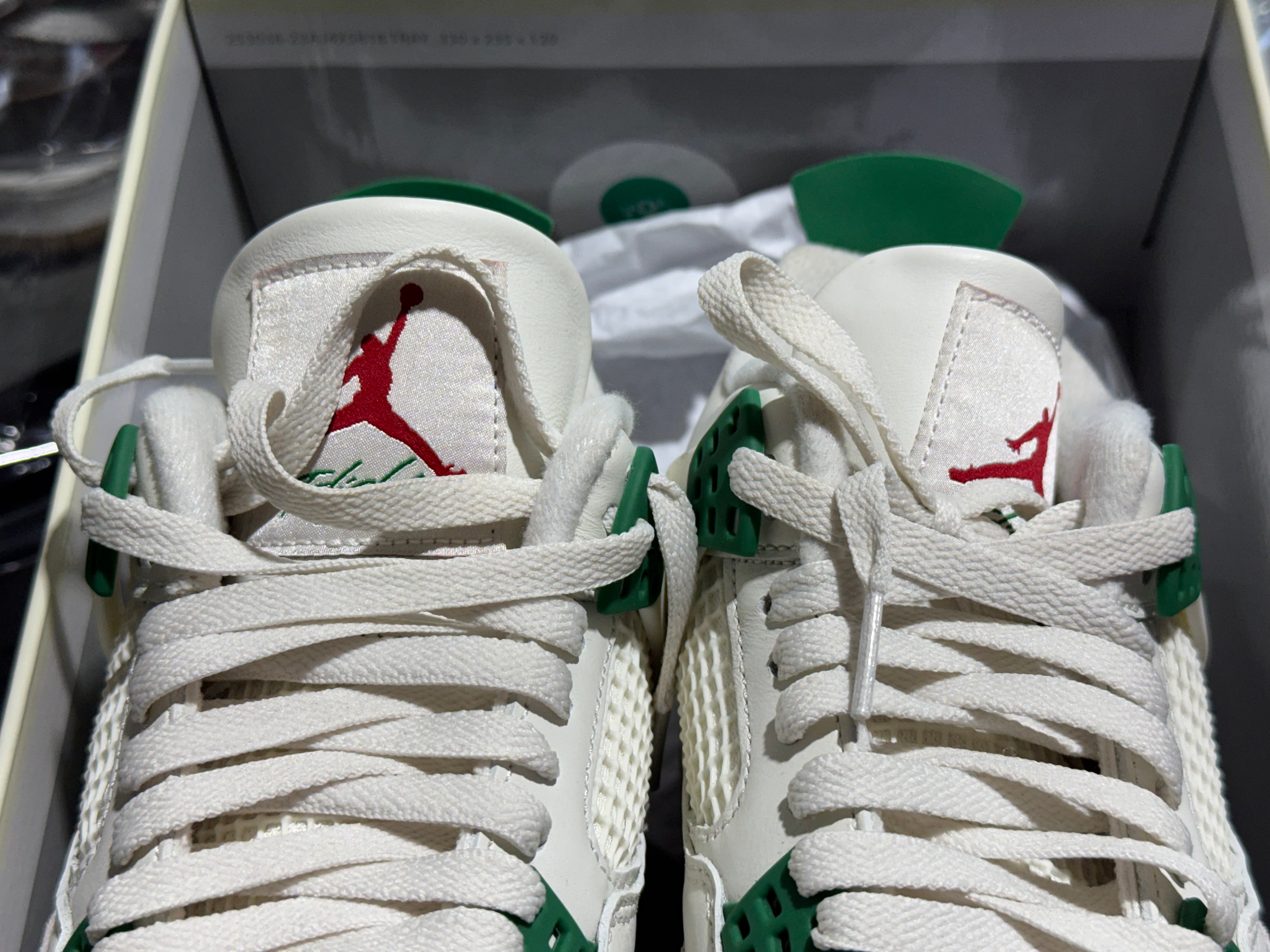 Air Jordan 4 Retro SB - Pine Green Size 9