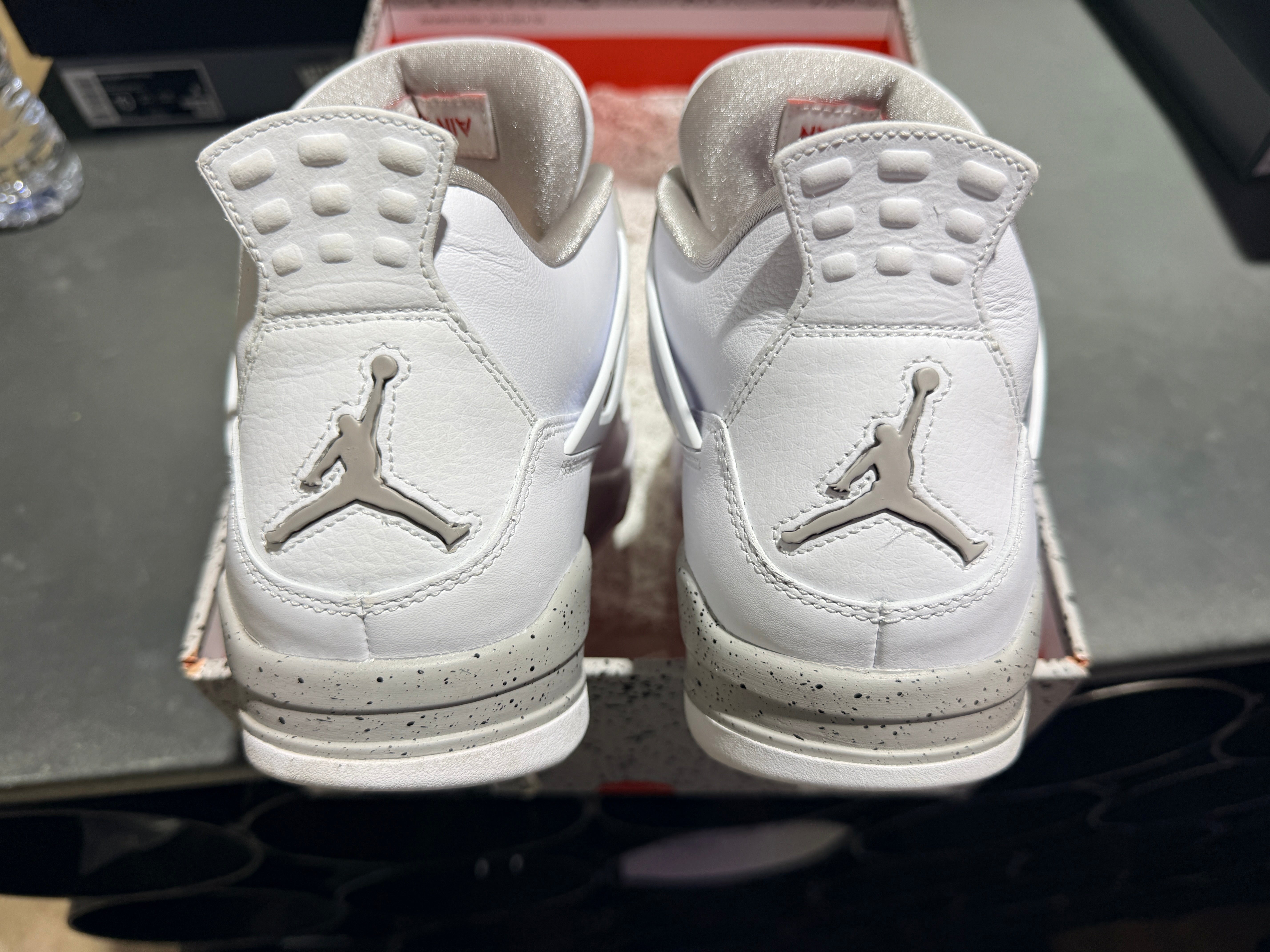 Air Jordan 4 Retro - White Oreo Size 9.5