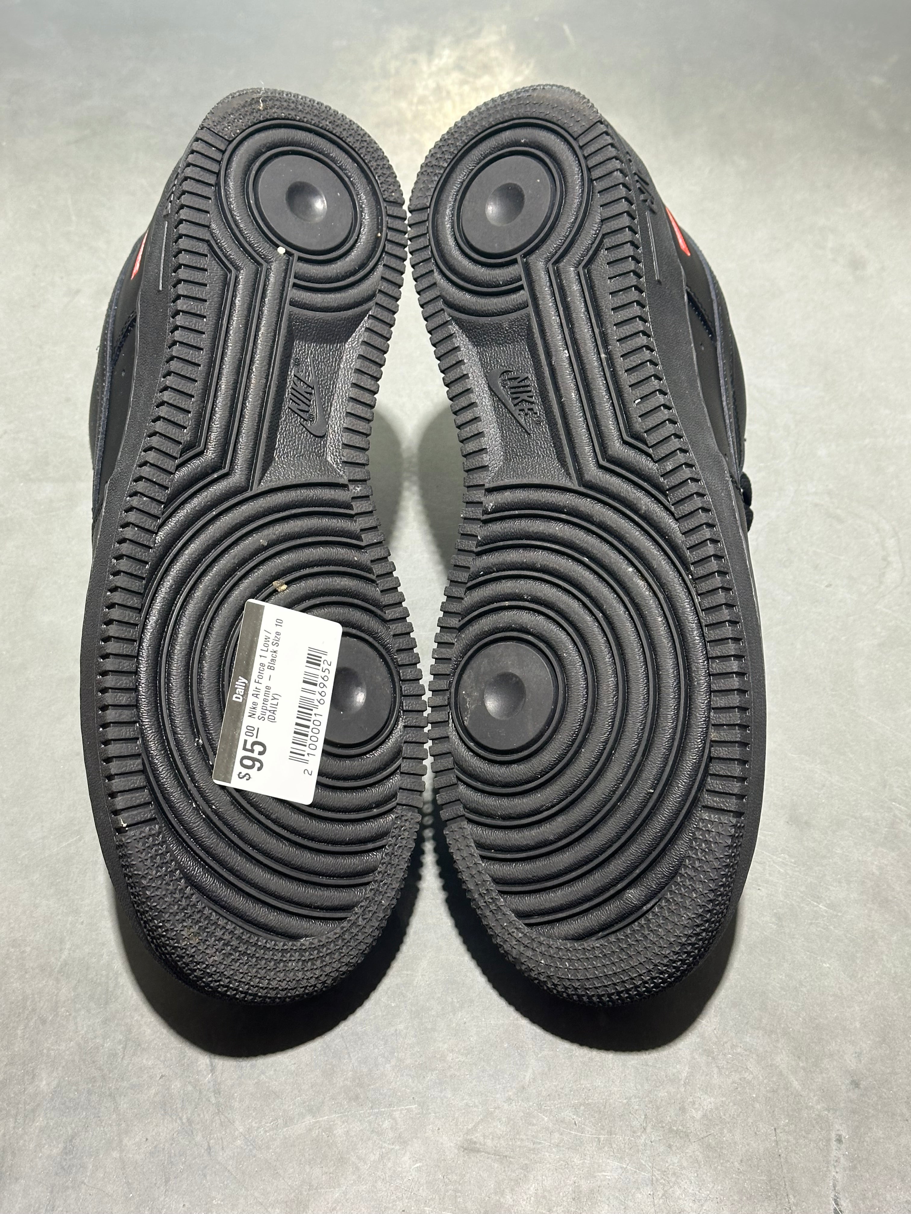 Nike Air Force 1 Low / Supreme - Black Size 10
