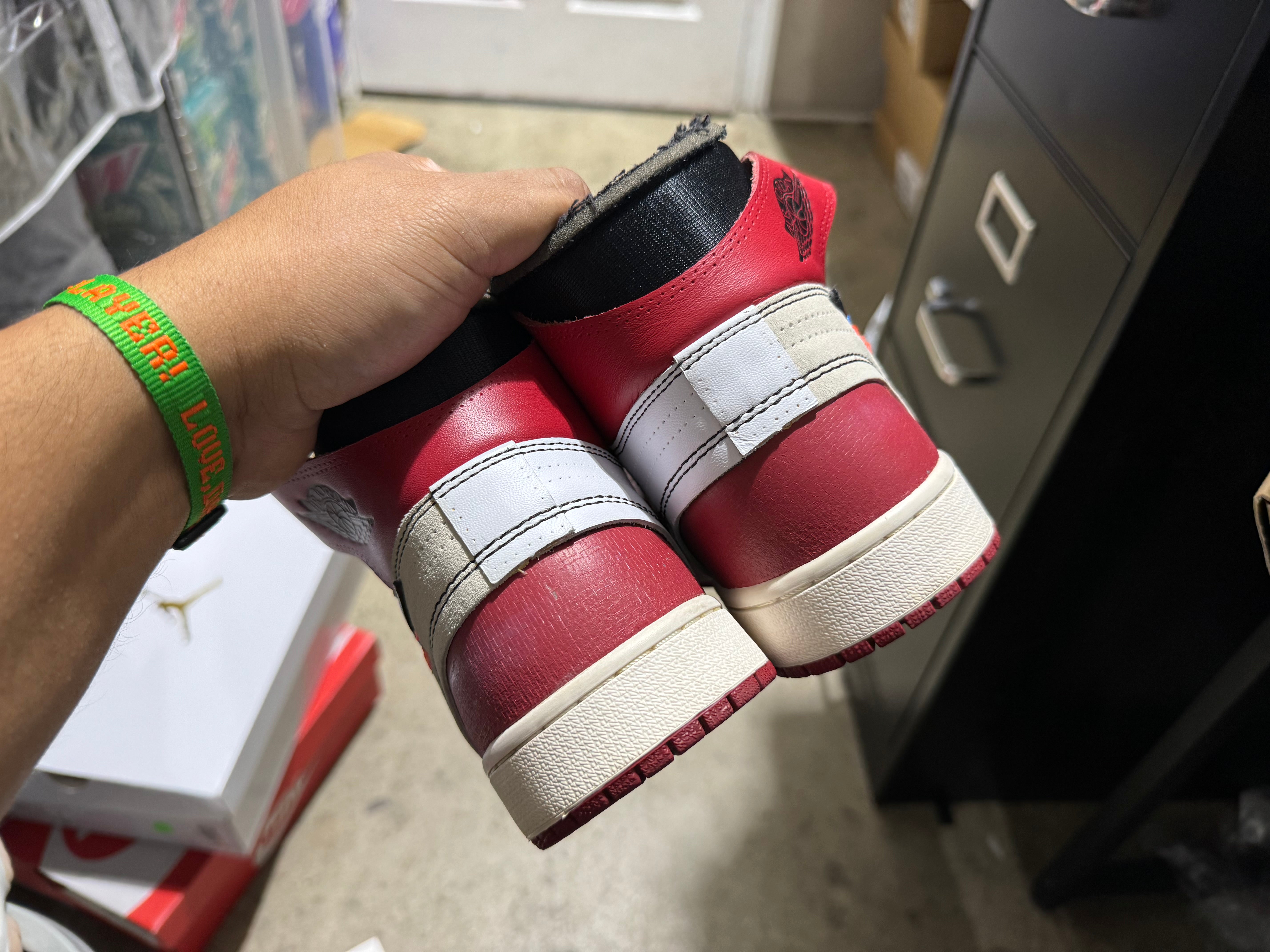 The 10 : Air Jordan 1 - Chicago/Off White Size 9.5