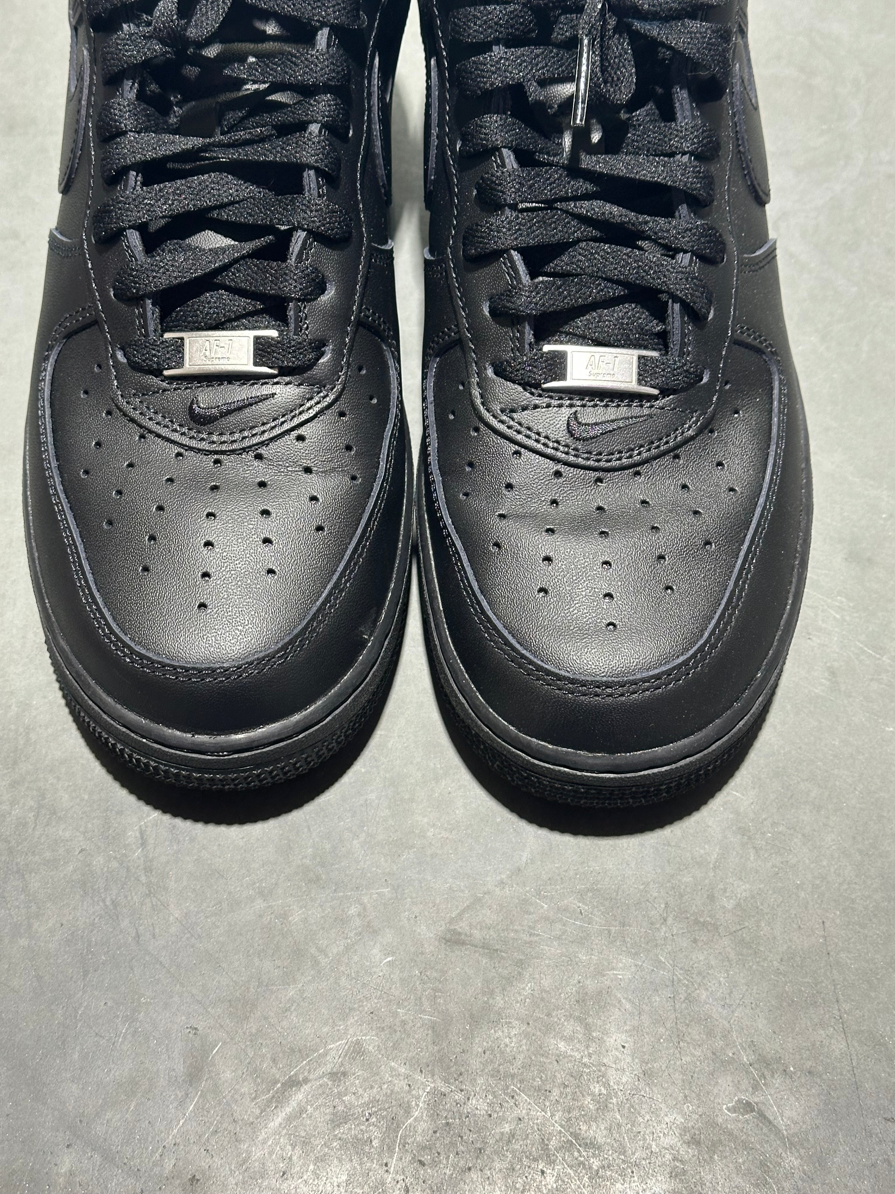Nike Air Force 1 Low / Supreme - Black Size 10