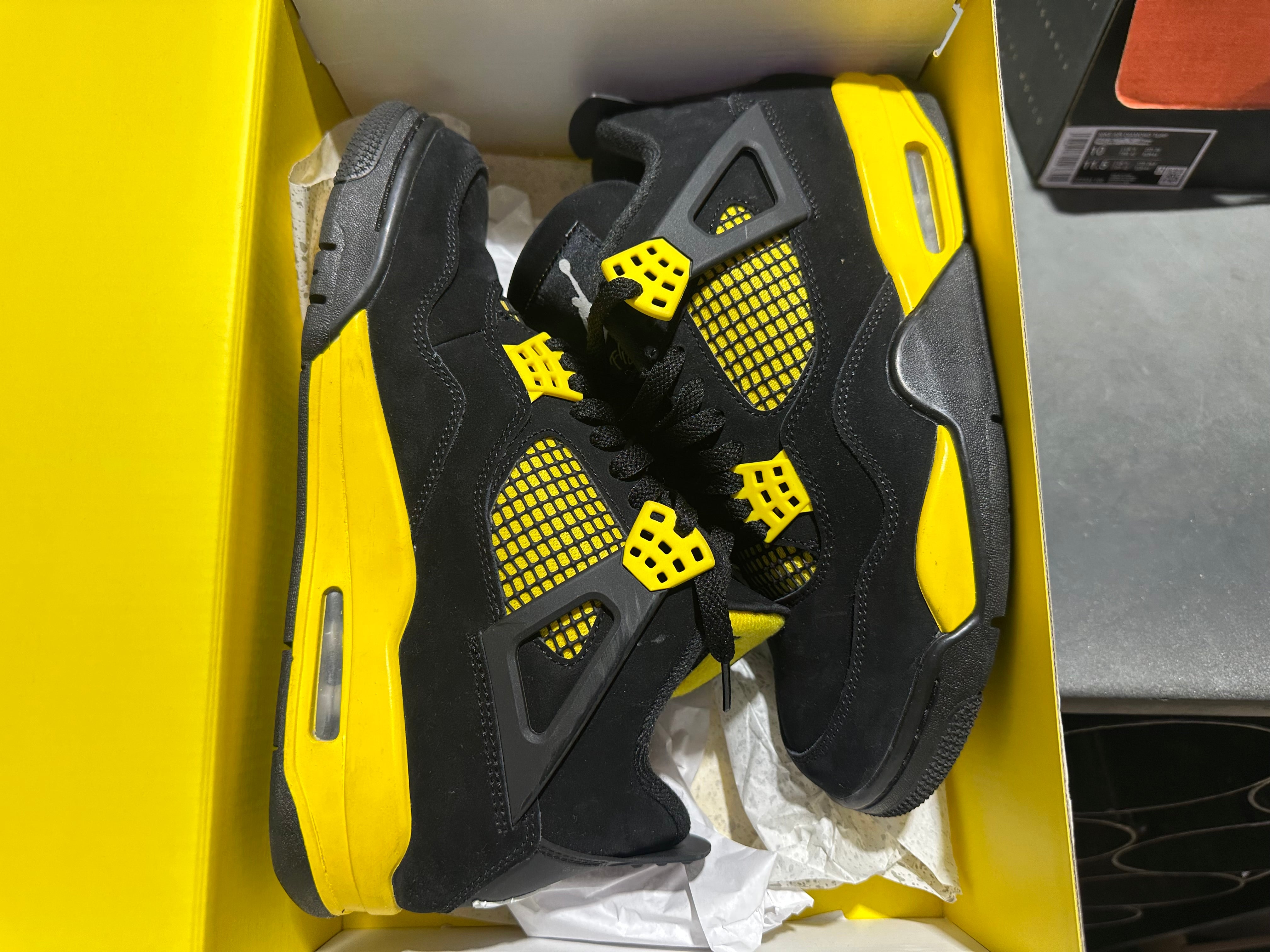 Air Jordan 4 Retro - Thunder 2023 Size 8