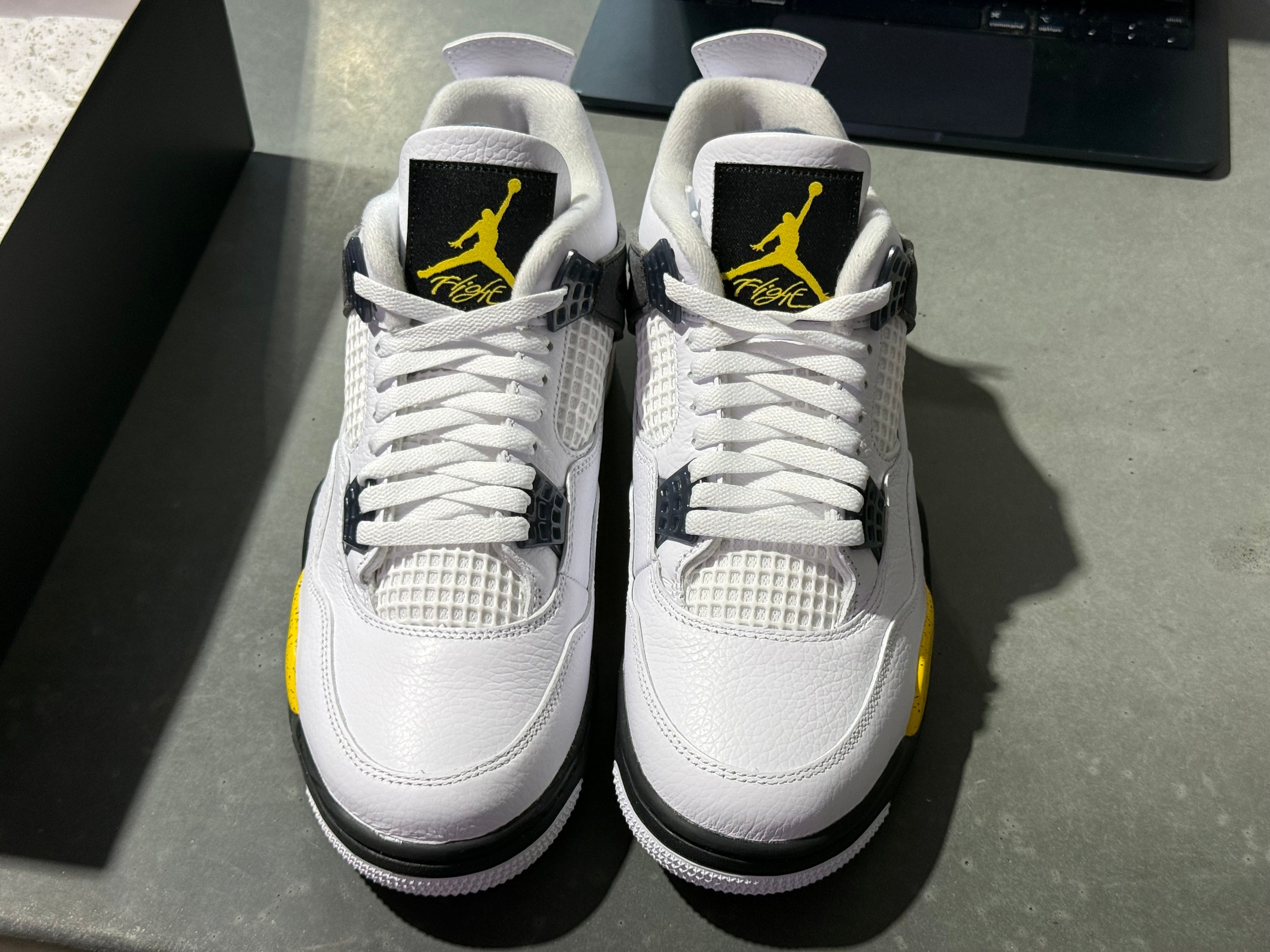 Air Jordan 4 Retro - Tour Yellow Size 9.5